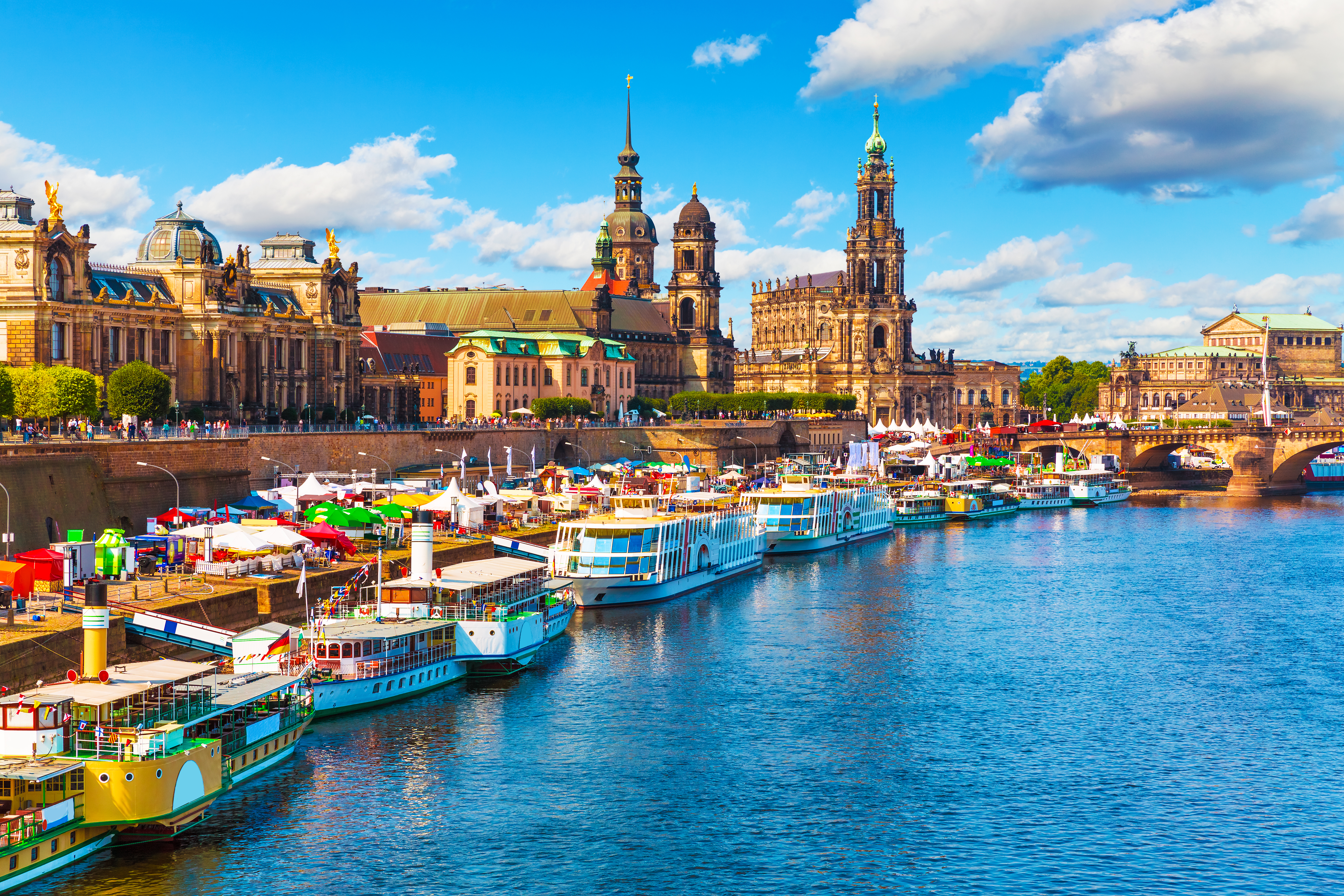 Panorama over Dresden med karakteristiske kirketårne og flodtrafik