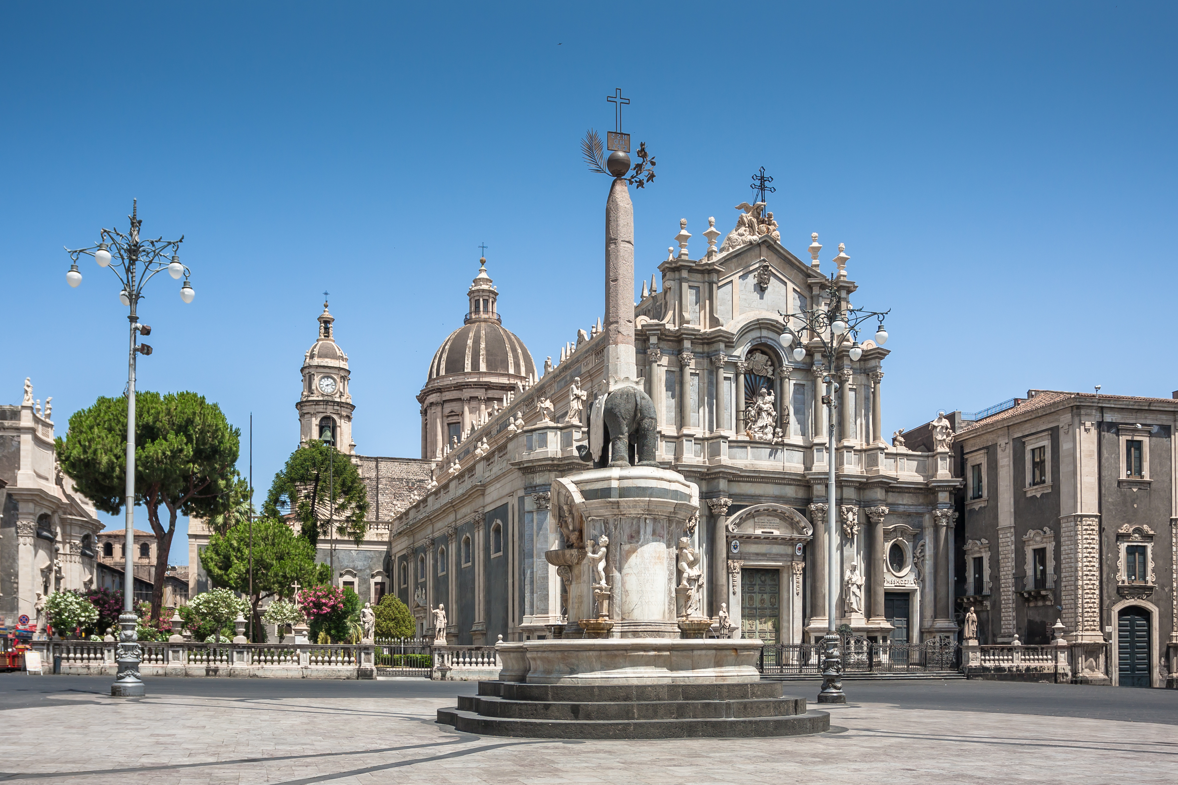 Den ikoniske elefantfontæne på Piazza del Duomo foran den storslåede barokkirke Sant'Agata i Catania, Sicilien