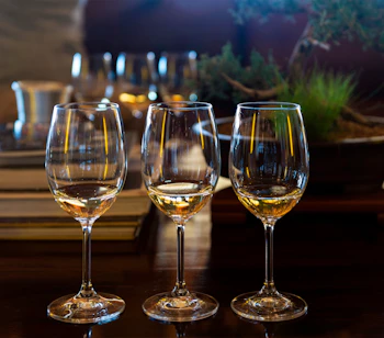 Elegante vinglas med hvidvin klar til restaurant middag