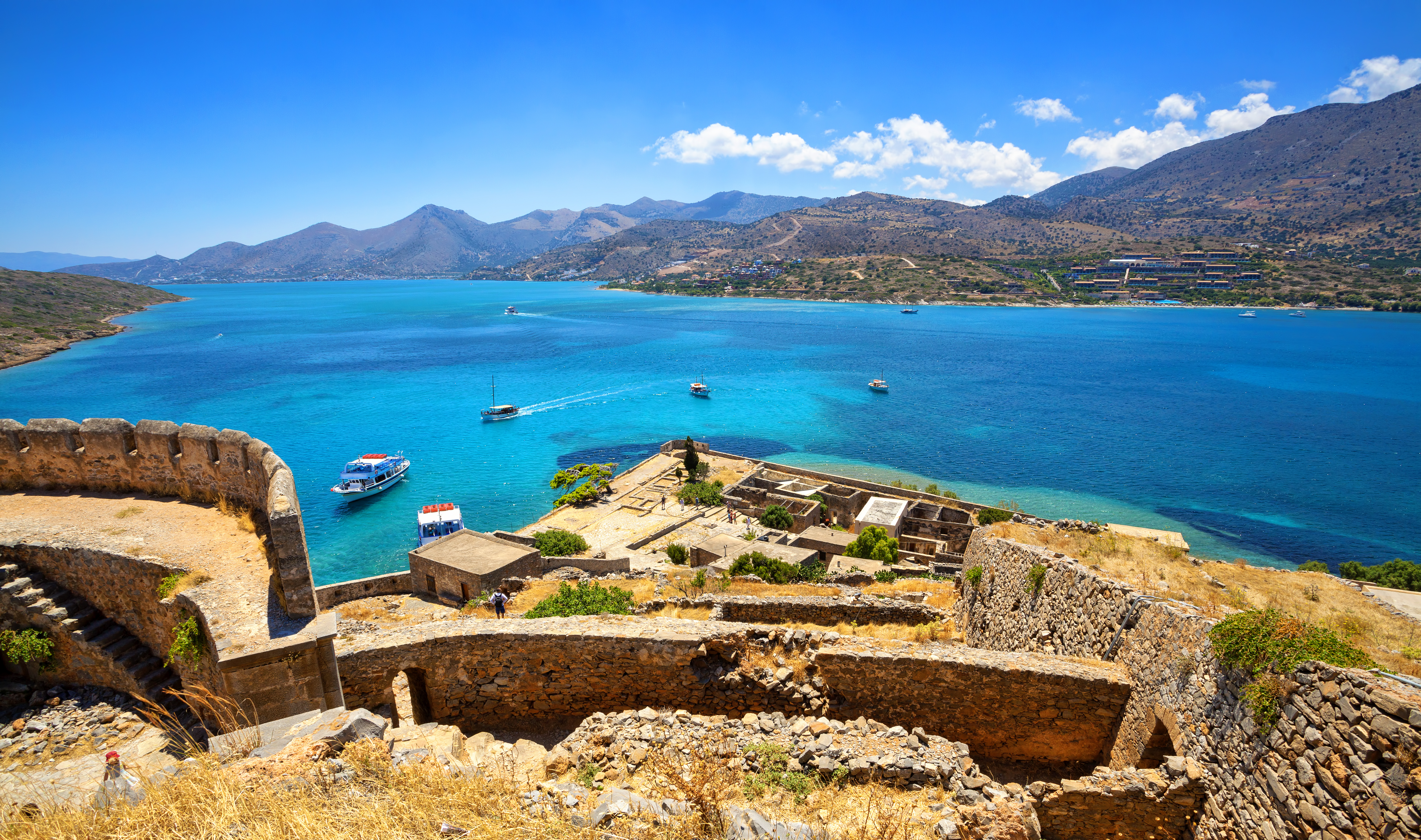 Spinalonga fæstningsø ved Elounda med luksusbåde i det turkise hav
