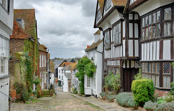Traditionel engelsk landsbyarkitektur med bindingsværkshuse i Rye, Sussex