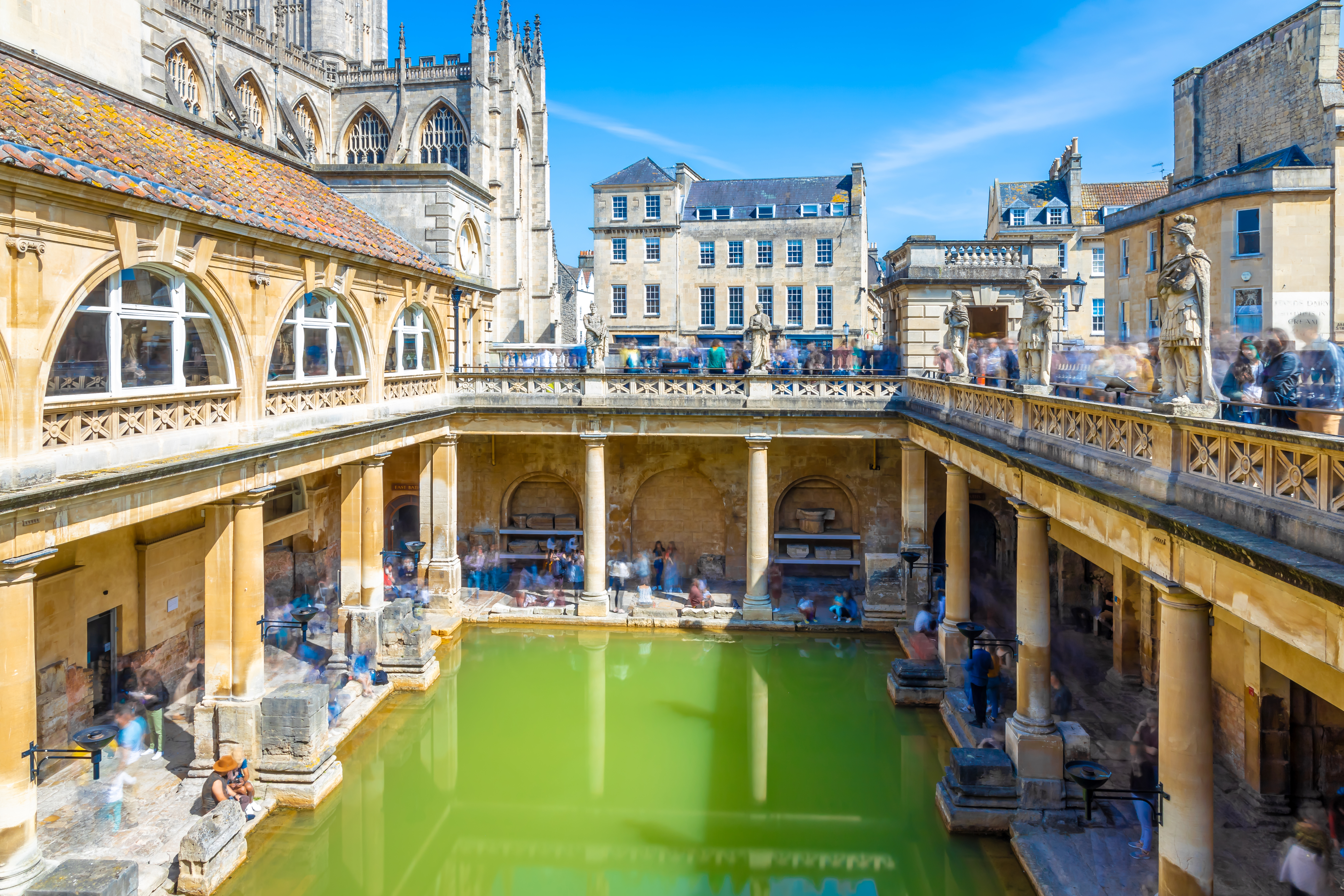 Historiske spa anlæg i Bath England med romerske ruiner og termisk vand