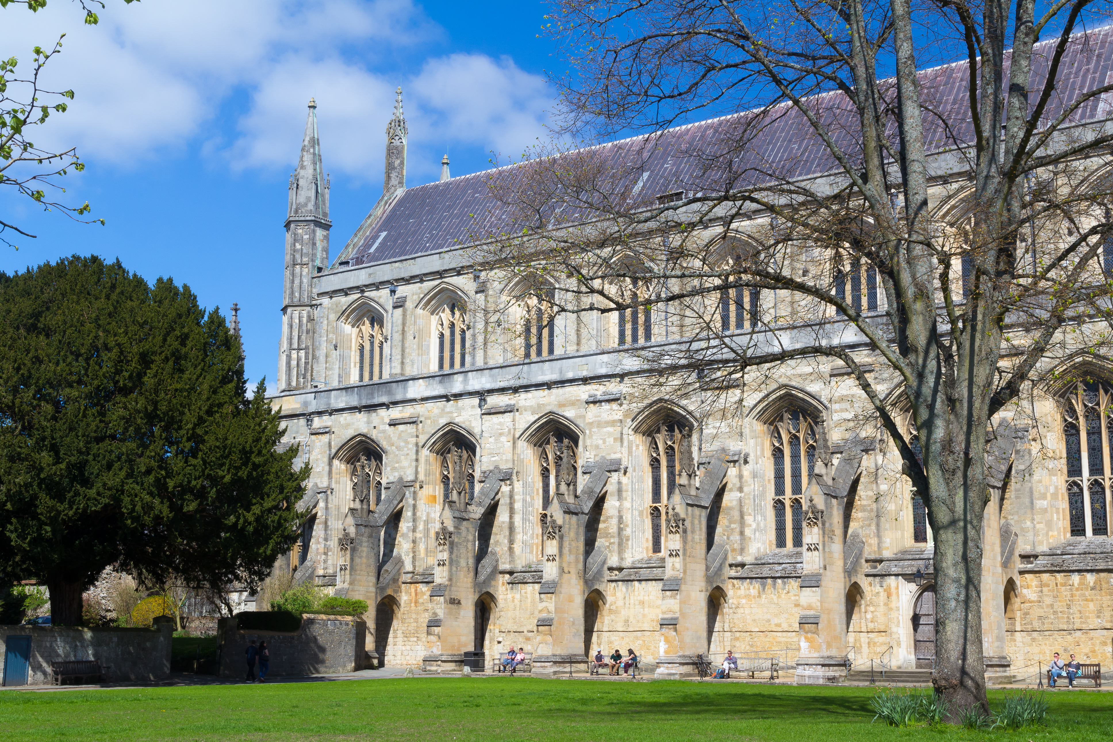 Winchester Katedral i England med karakteristisk gotisk stenarkitektur og spir