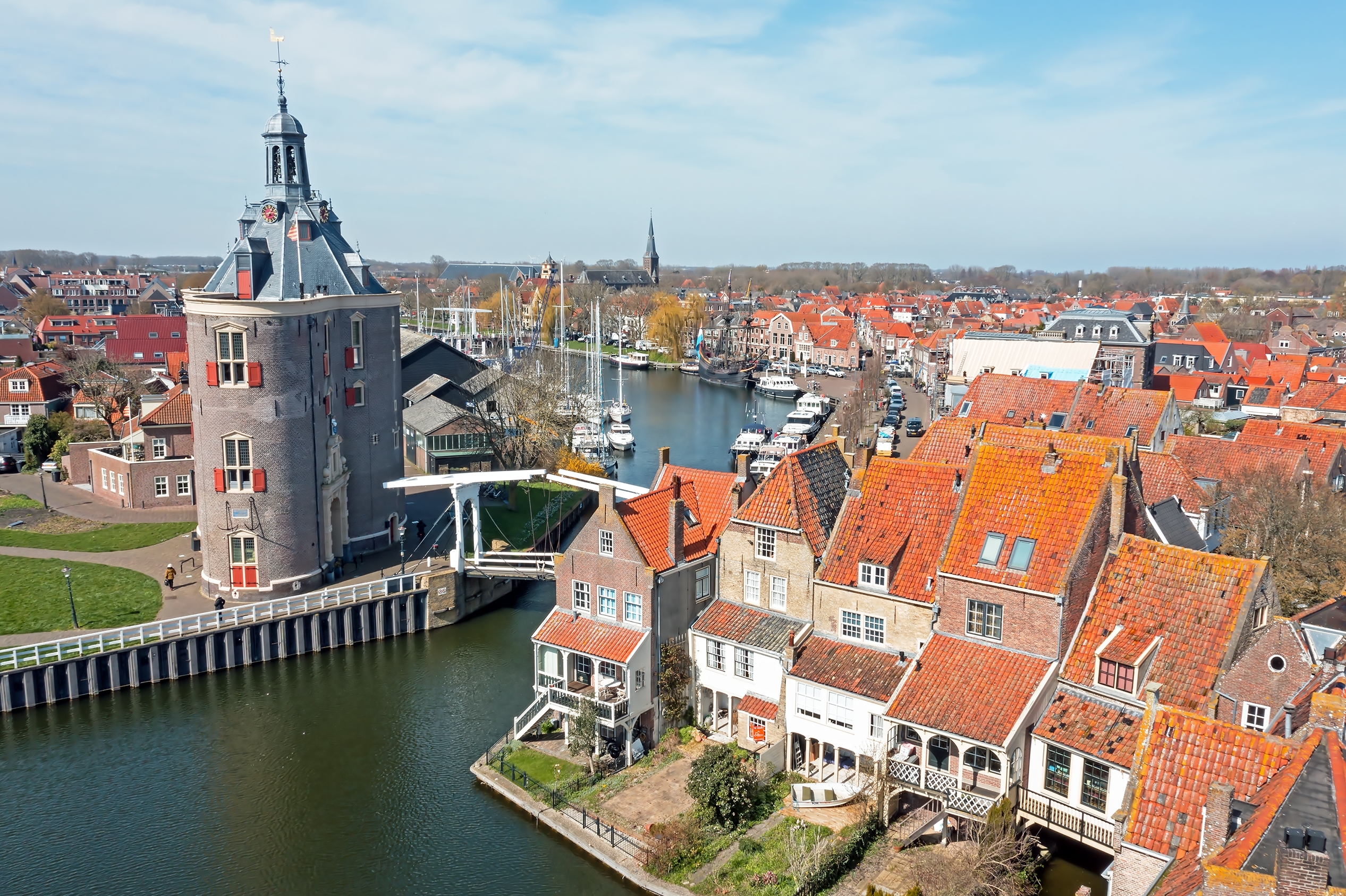 Luftfoto over den historiske havneby Enkhuizen i Holland med Dromedaris-tårnet, røde tegltage og sejlbåde i den maleriske havn