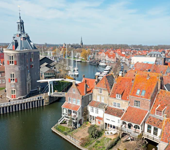 Luftfoto over den historiske havneby Enkhuizen i Holland med Dromedaris-tårnet, røde tegltage og sejlbåde i den maleriske havn