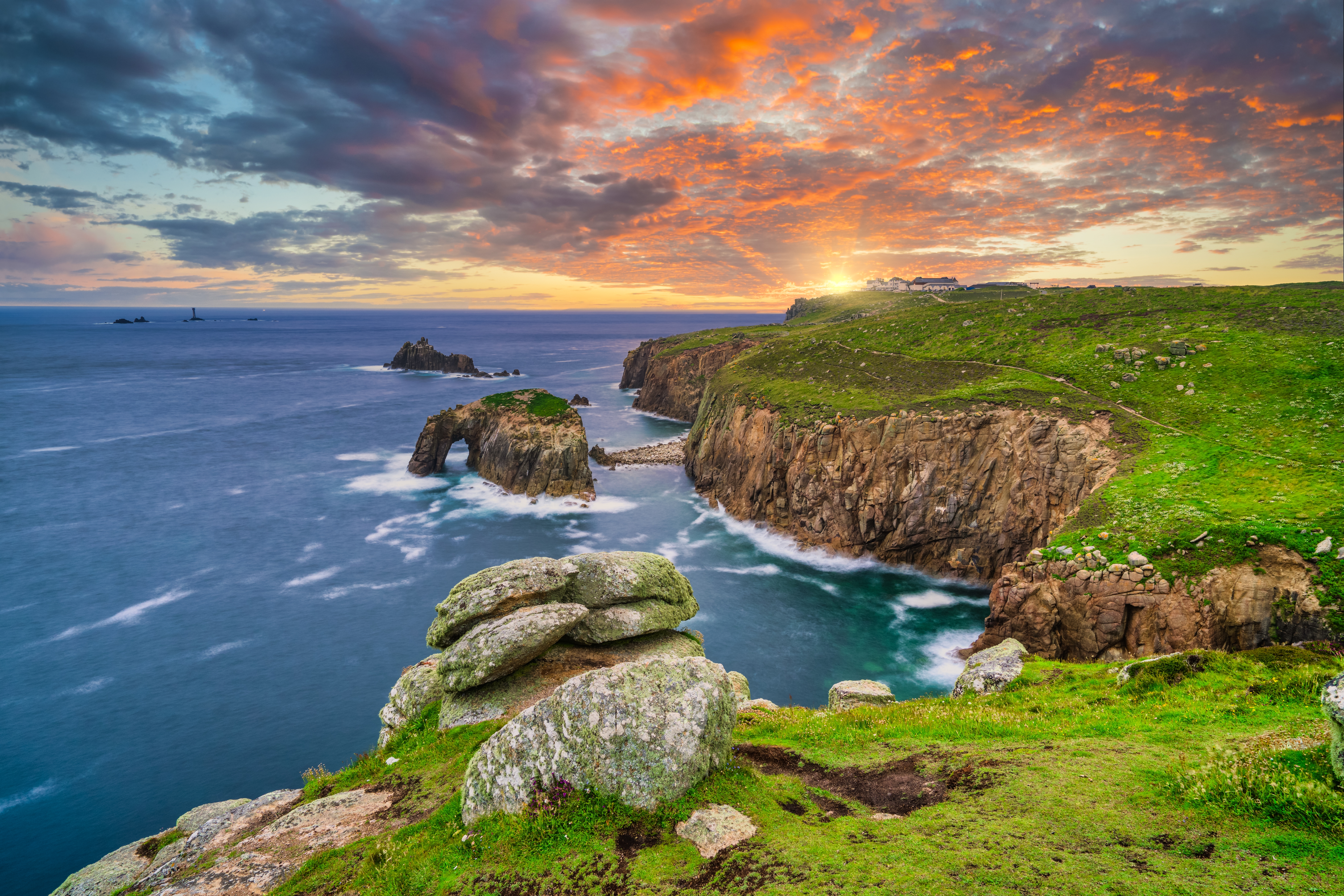 Fortryllende solnedgang ved den naturlige stenbue Enys Dodman ved Land's End i Cornwall - oplev Storbritanniens sydvestlige spids med dens imponerende klippeformationer