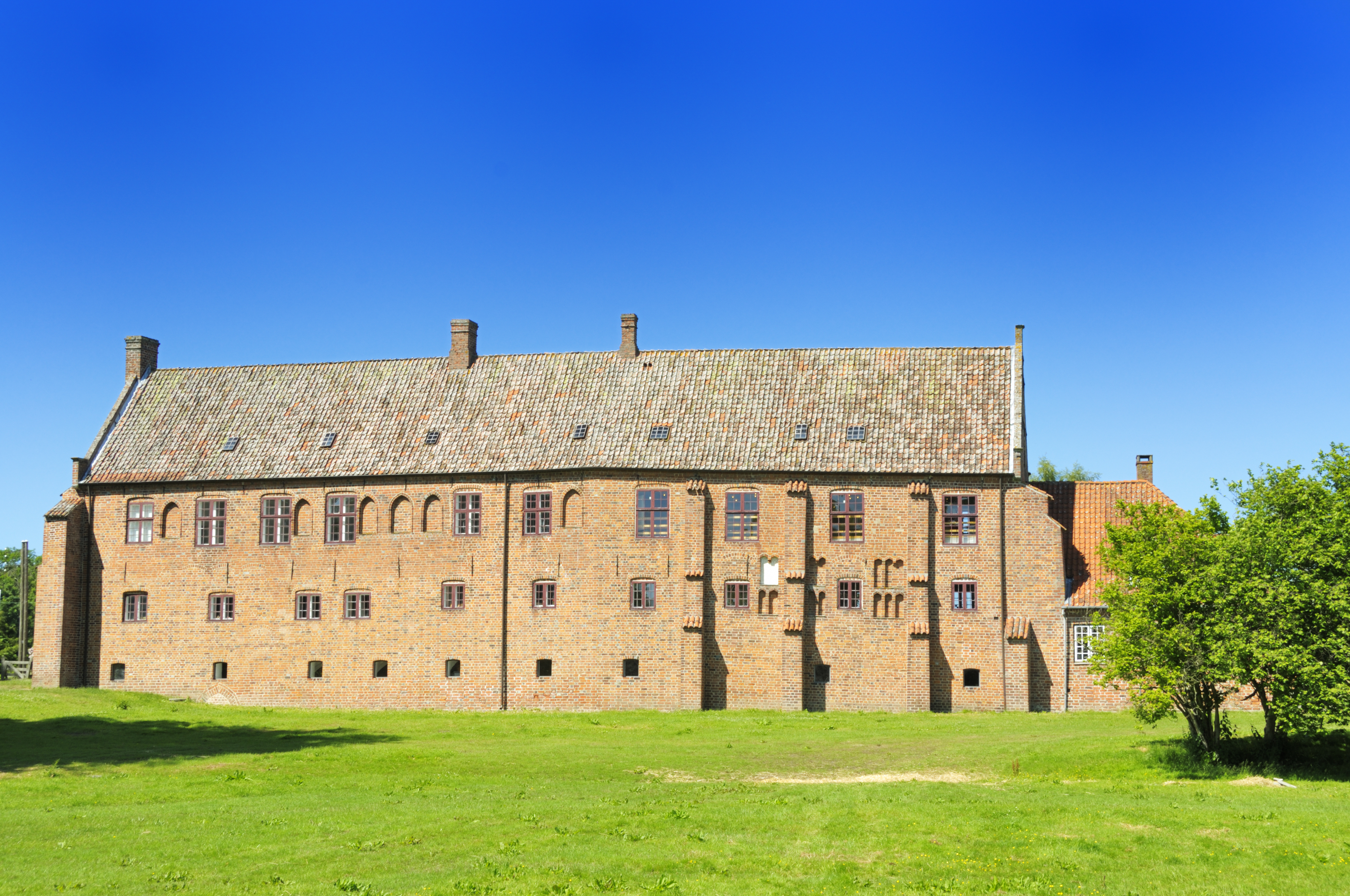 Det imponerende Esrum Kloster fra 1151, engang centrum for Cistercienserordenen i Skandinavien, nu scene for historiske markeder