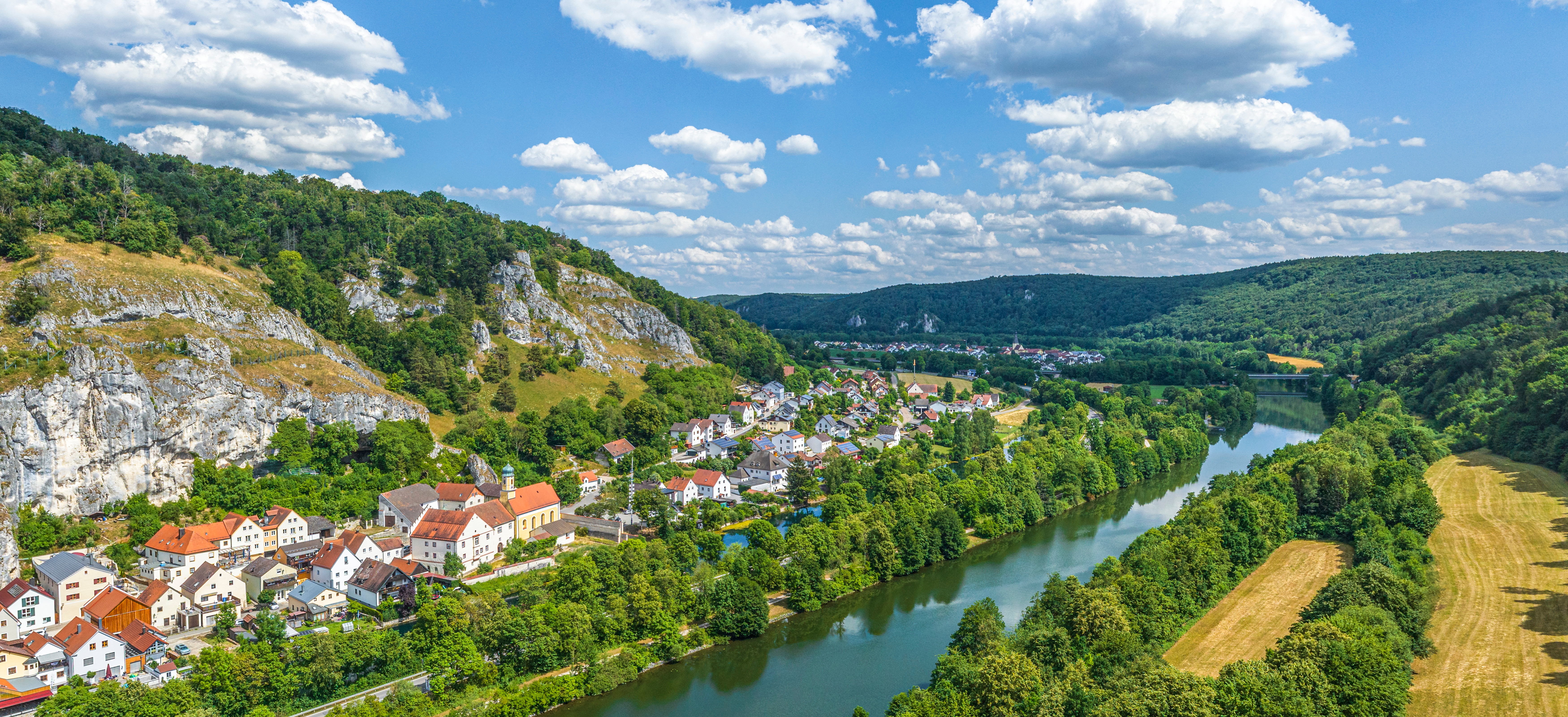 Panoramaudsigt over Essing og Main-Donau-kanalen i det naturskønne Altmühltal Naturpark i Bayern med kalkstensklipper og idyllisk tysk landsby