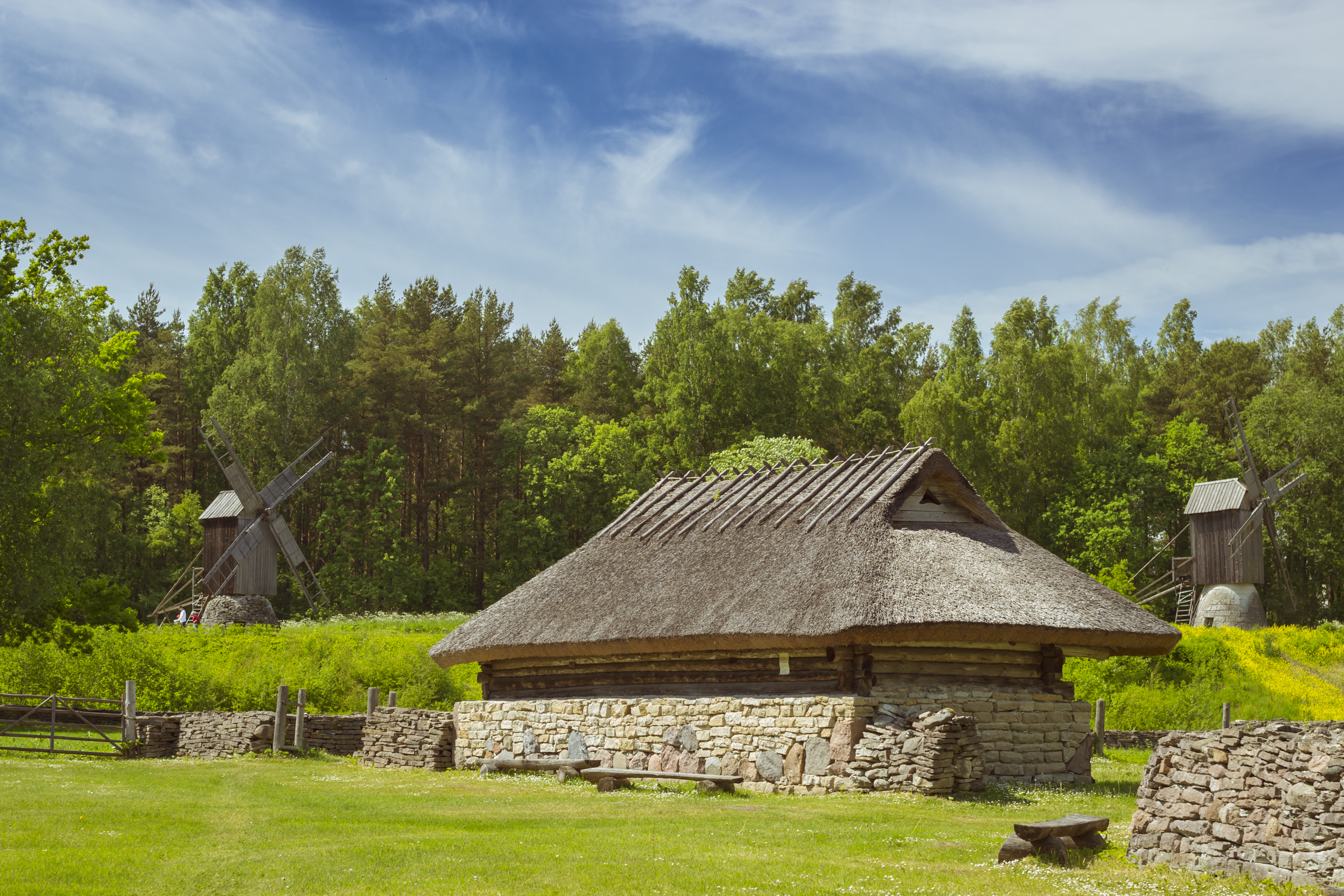 Estisk landsby bondegård med træ og sten på frilandsmuseum ved Tallinn