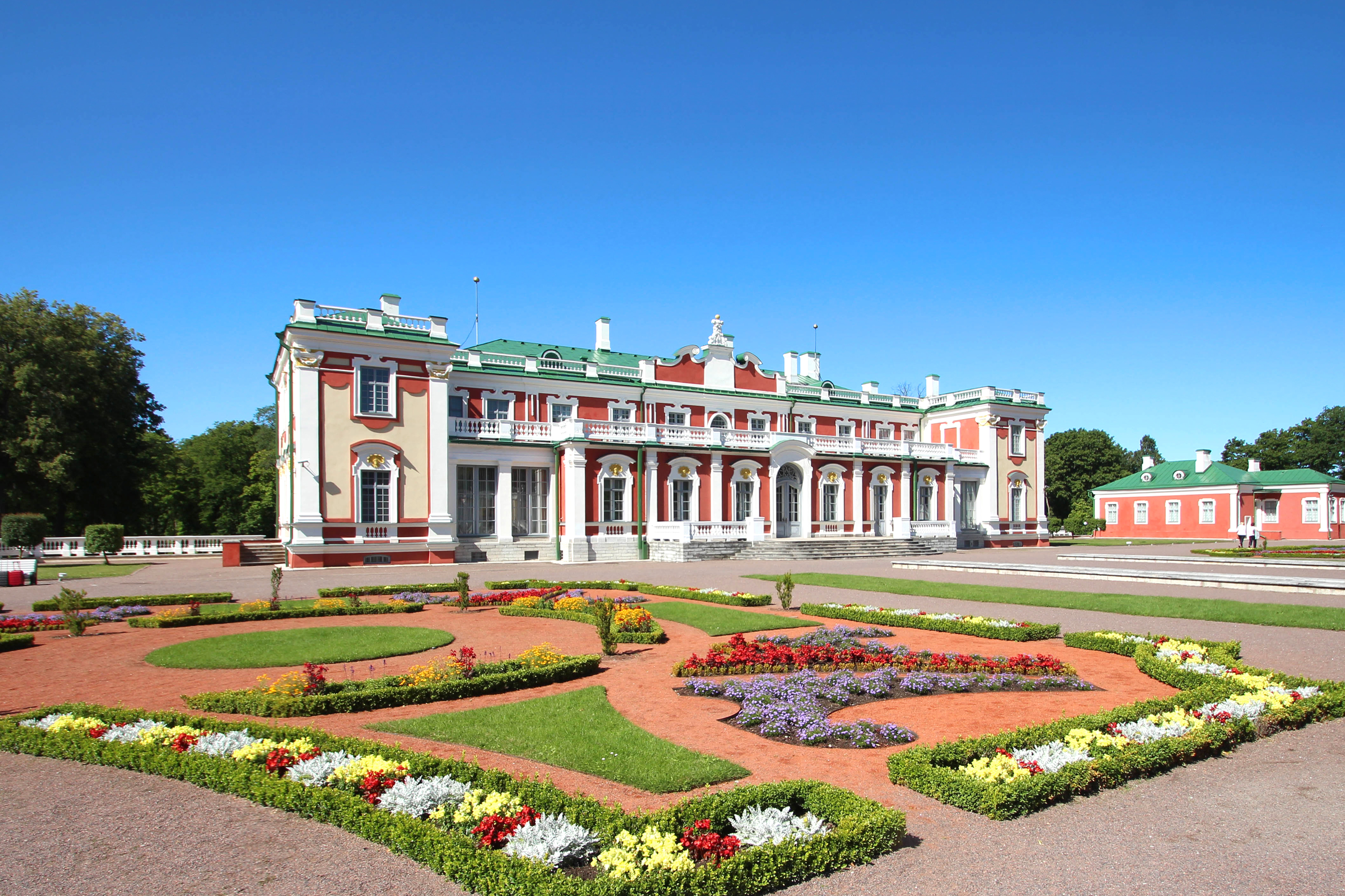 Kadriorg Slot barokpaladsets facade og geometriske haver i Estland