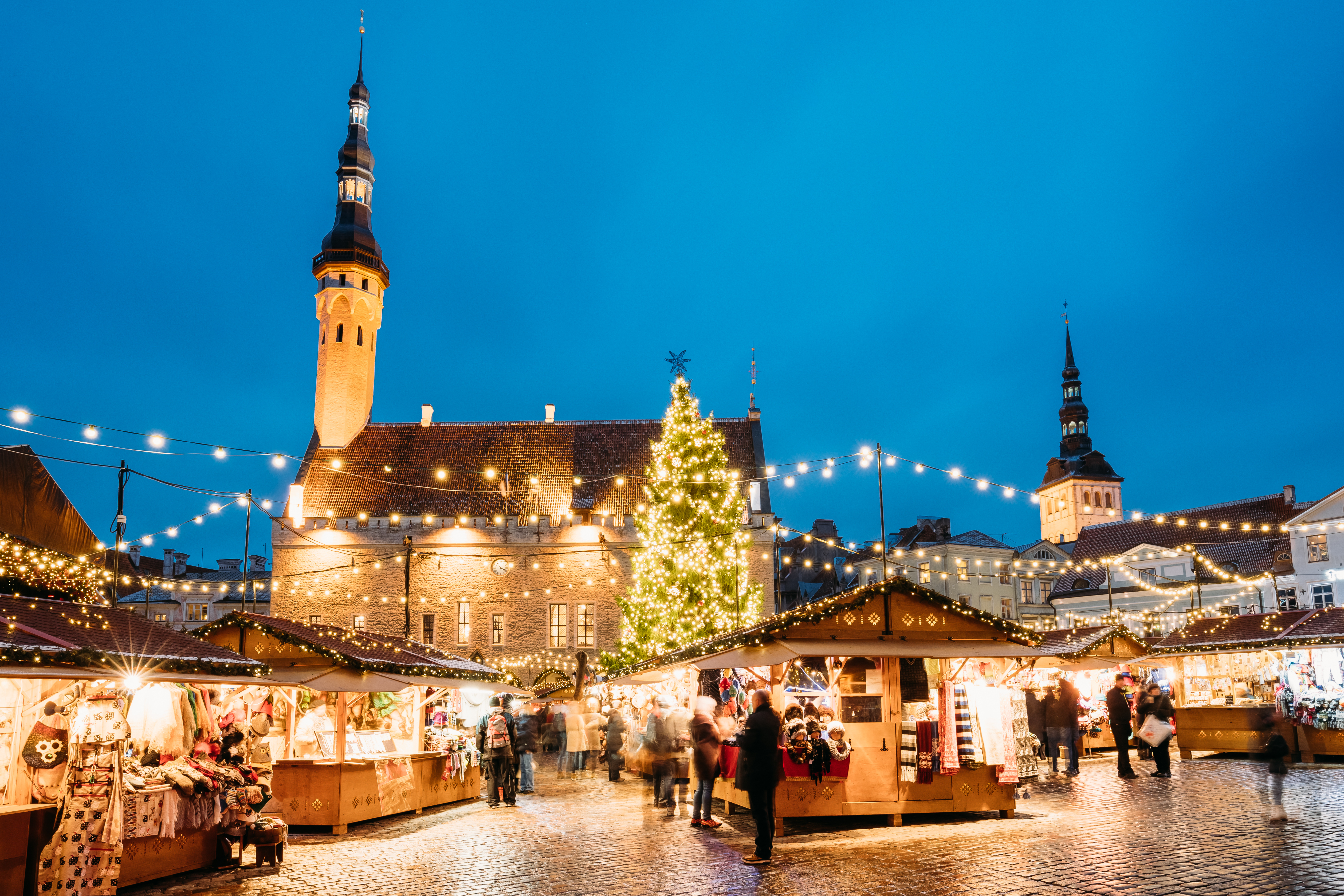 Magisk julemarked i Tallinns gamle bydel med oplyste historiske bygninger og juletraditionen i Estland