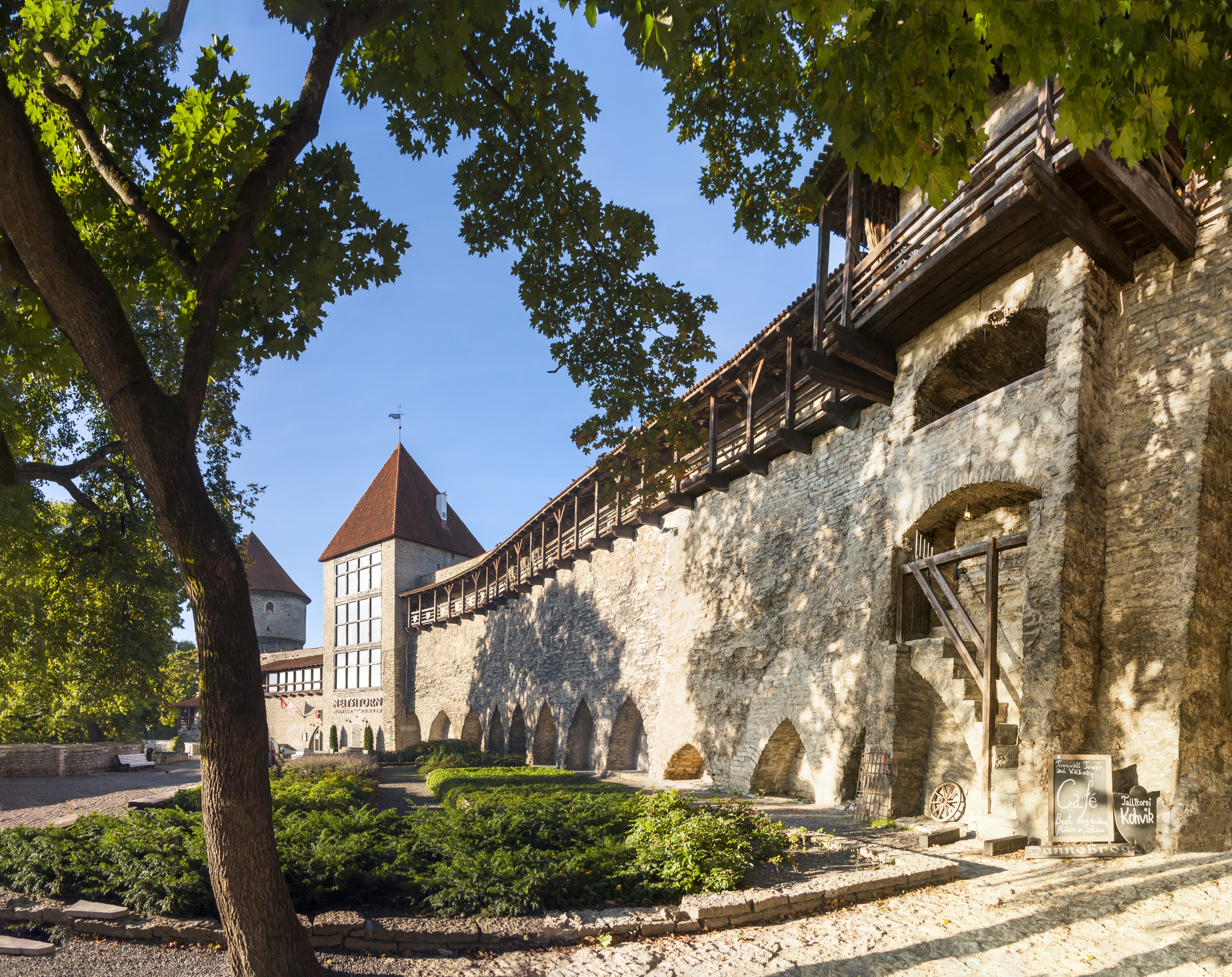 UNESCO verdensarv fæstningsmur med træterrasse i Tallinn Estland