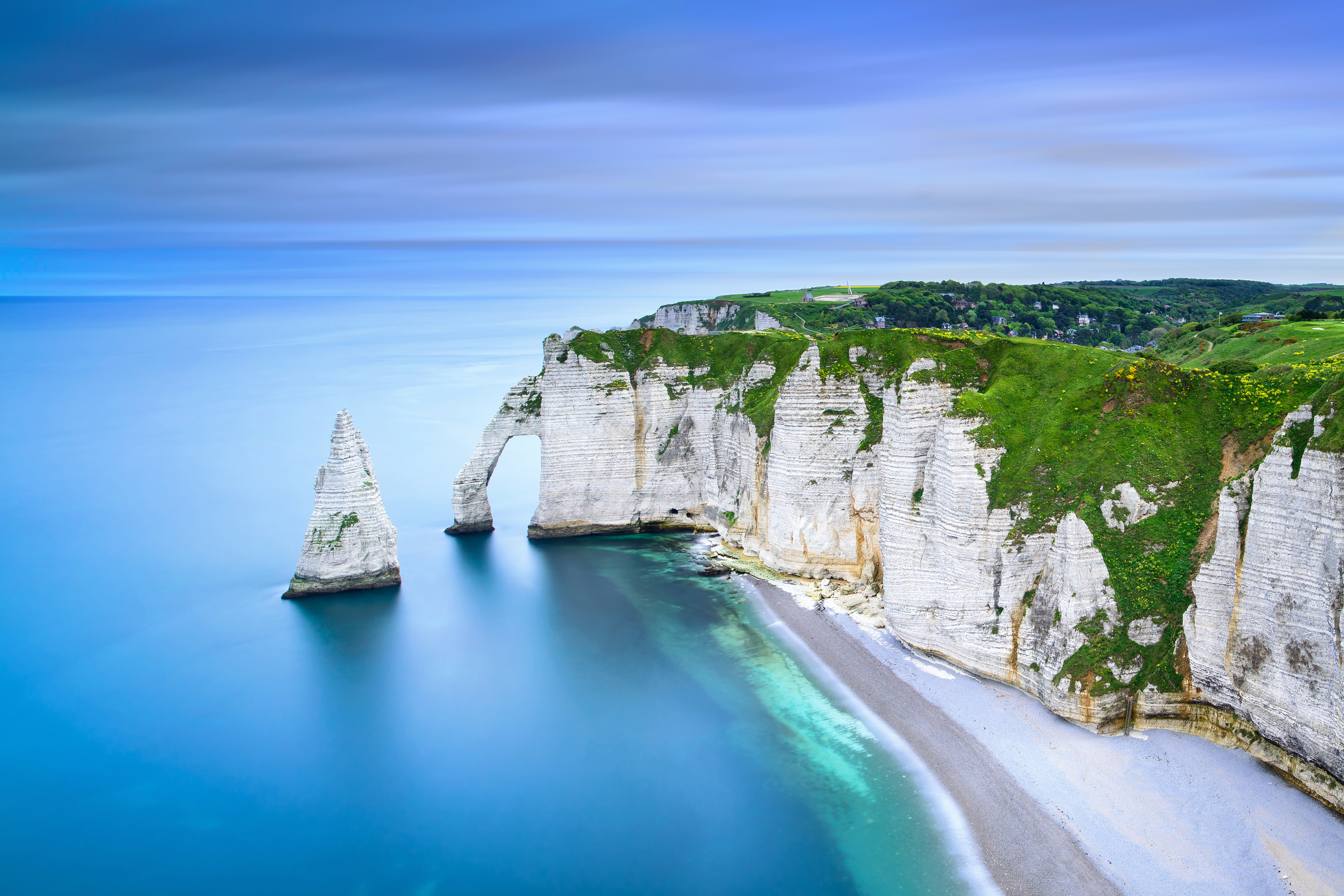 Berømte naturlige klippebuer og kridtklipper ved Etretat Normandiet