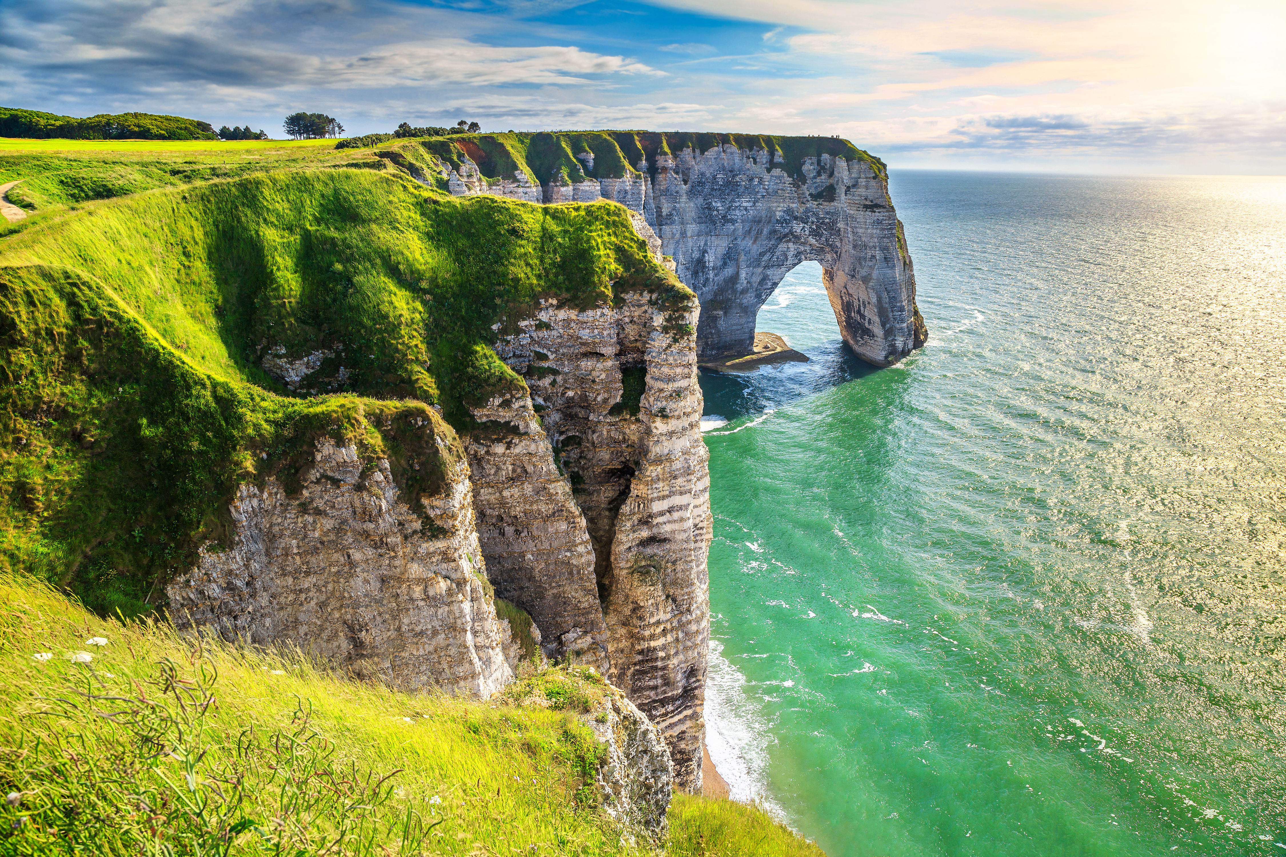 Etretat strand med ikoniske hvide klipper i Normandiet - perfekt feriemål i det nordlige Frankrig