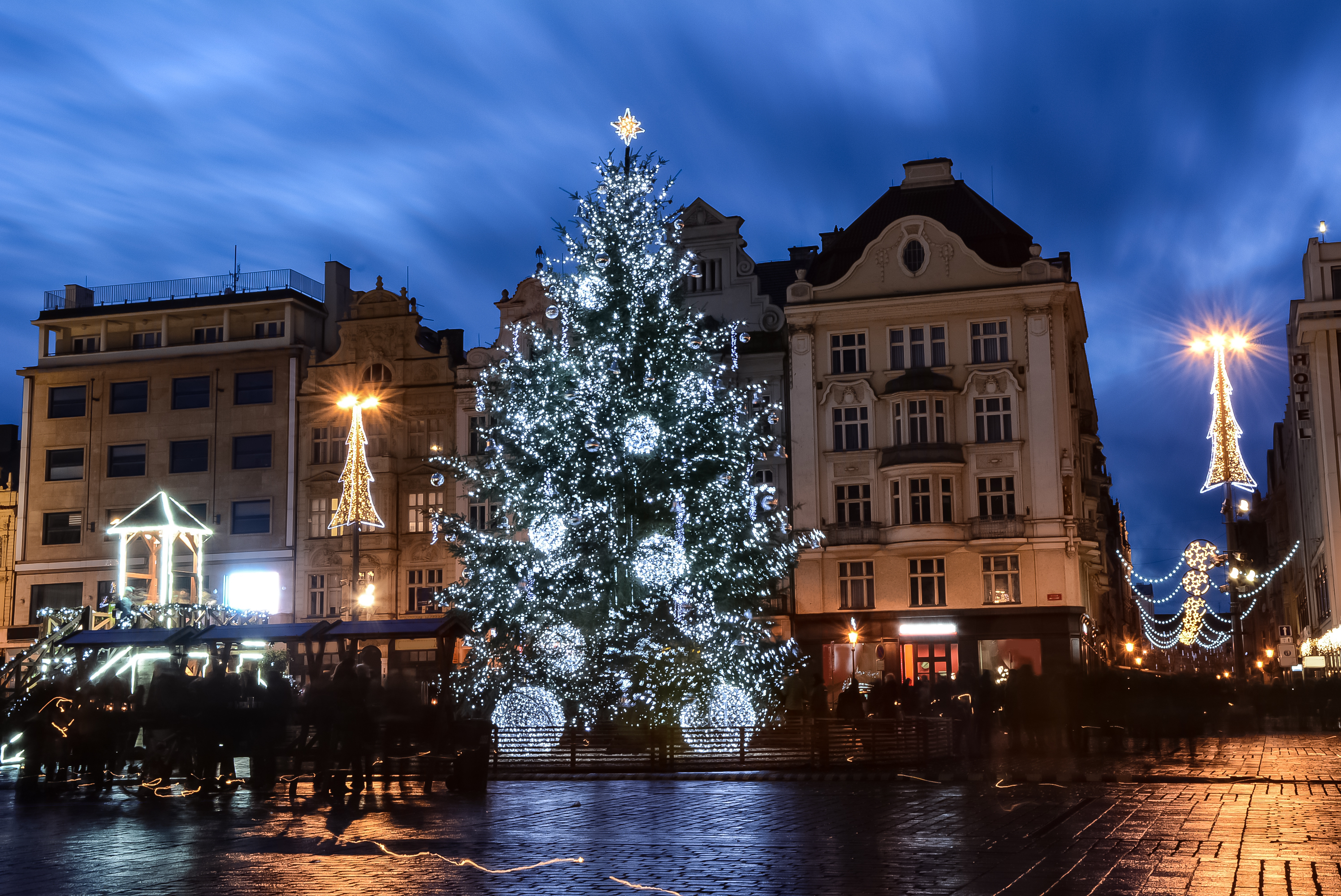 Charmerende julemarked i europæisk by med historiske huse og festlig belysning
