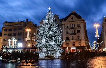 Charmerende julemarked i europæisk by med historiske huse og festlig belysning