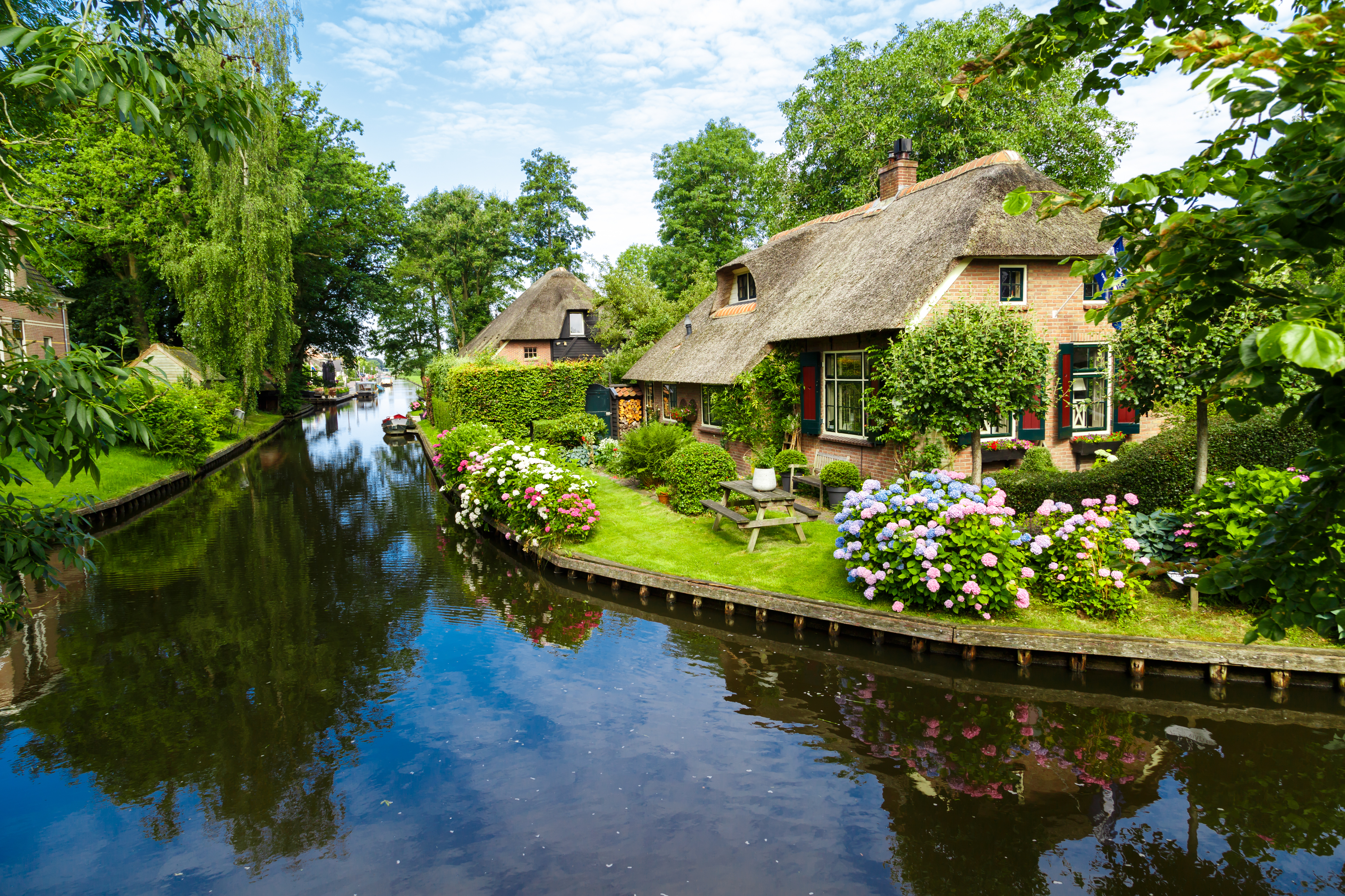 Eventyrligt landskab fra Giethoorn med smukke kanaler og rustikke stråtækte huse i landlige Holland