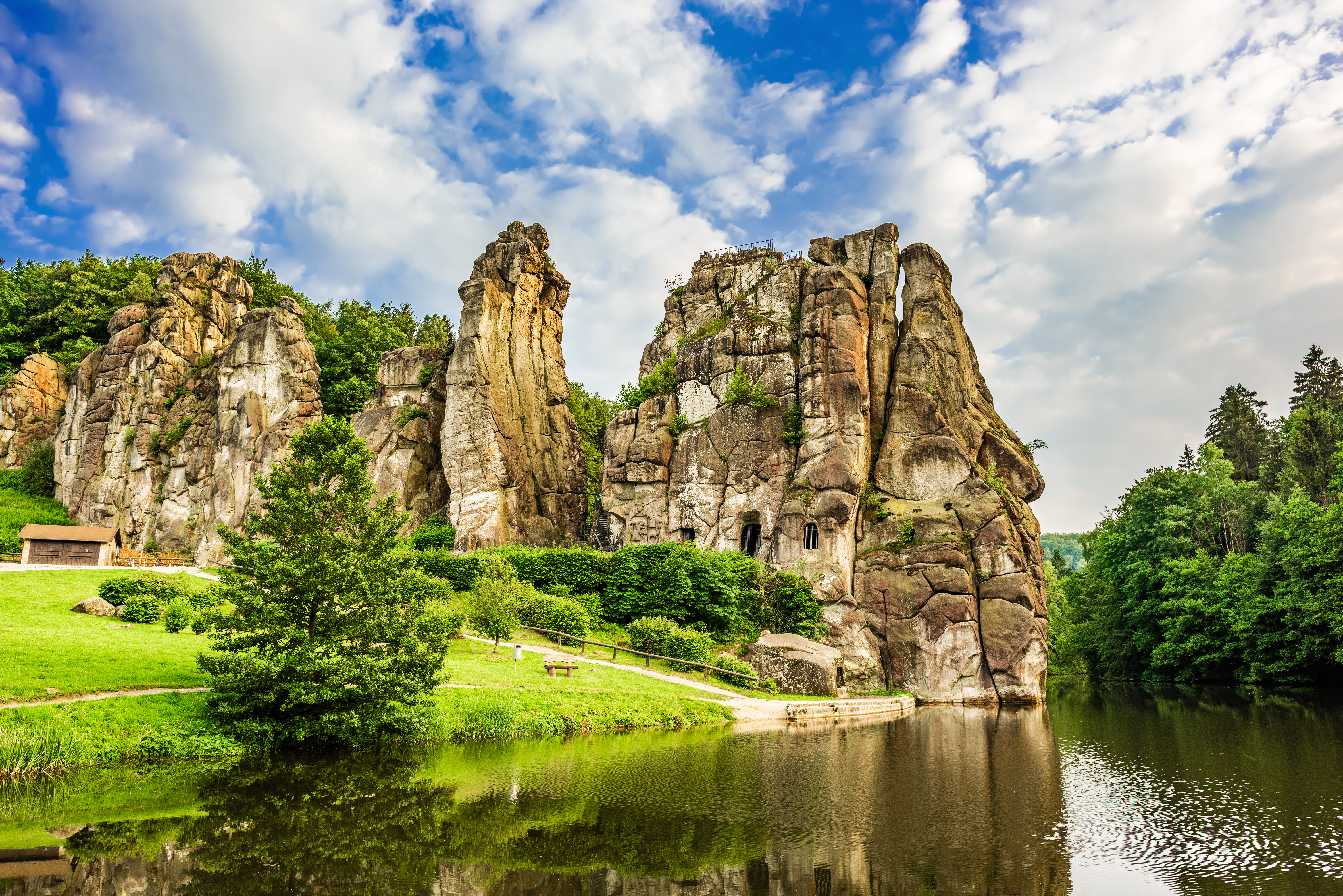 Betagende udsigt over de historiske Externsteine klippeformationer i Teutoburger-skoven - et af Tysklands mest fascinerende naturmonumenter med en rig kulturel arv og mytologisk betydning i Nordrhein-Westfalen