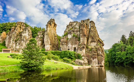 Betagende udsigt over de historiske Externsteine klippeformationer i Teutoburger-skoven - et af Tysklands mest fascinerende naturmonumenter med en rig kulturel arv og mytologisk betydning i Nordrhein-Westfalen