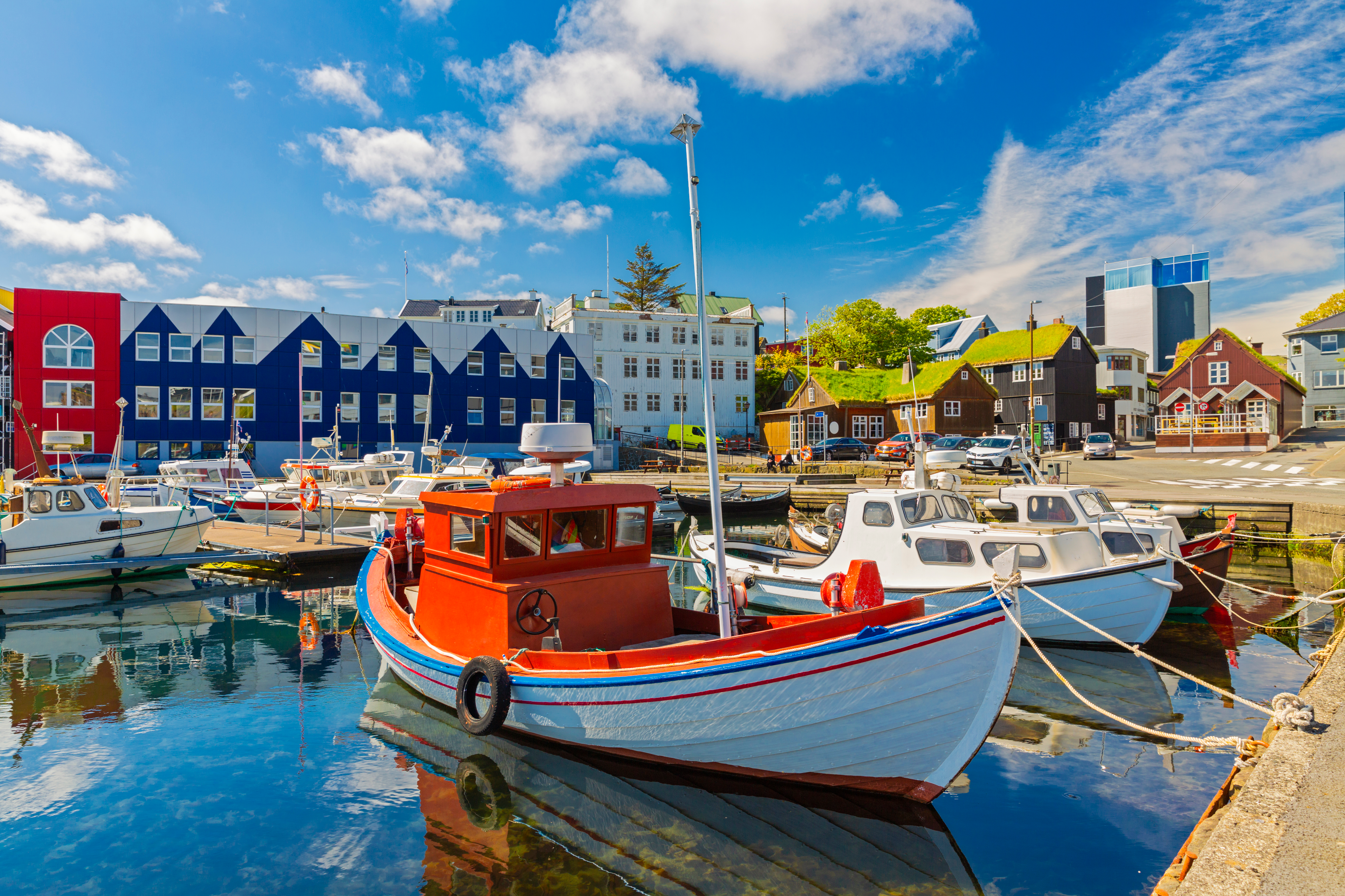 Tórshavn havn med traditionelle fiskerbåde og karakteristiske færøske huse