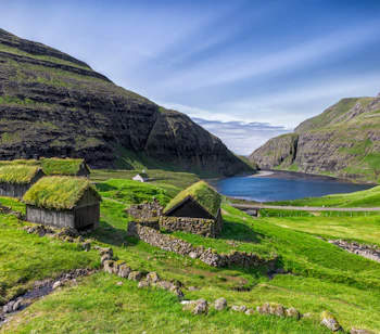 Historisk landsby Saksun på Færøerne med karakteristiske torvtagshuse og spektakulær natur på øen Streymoy