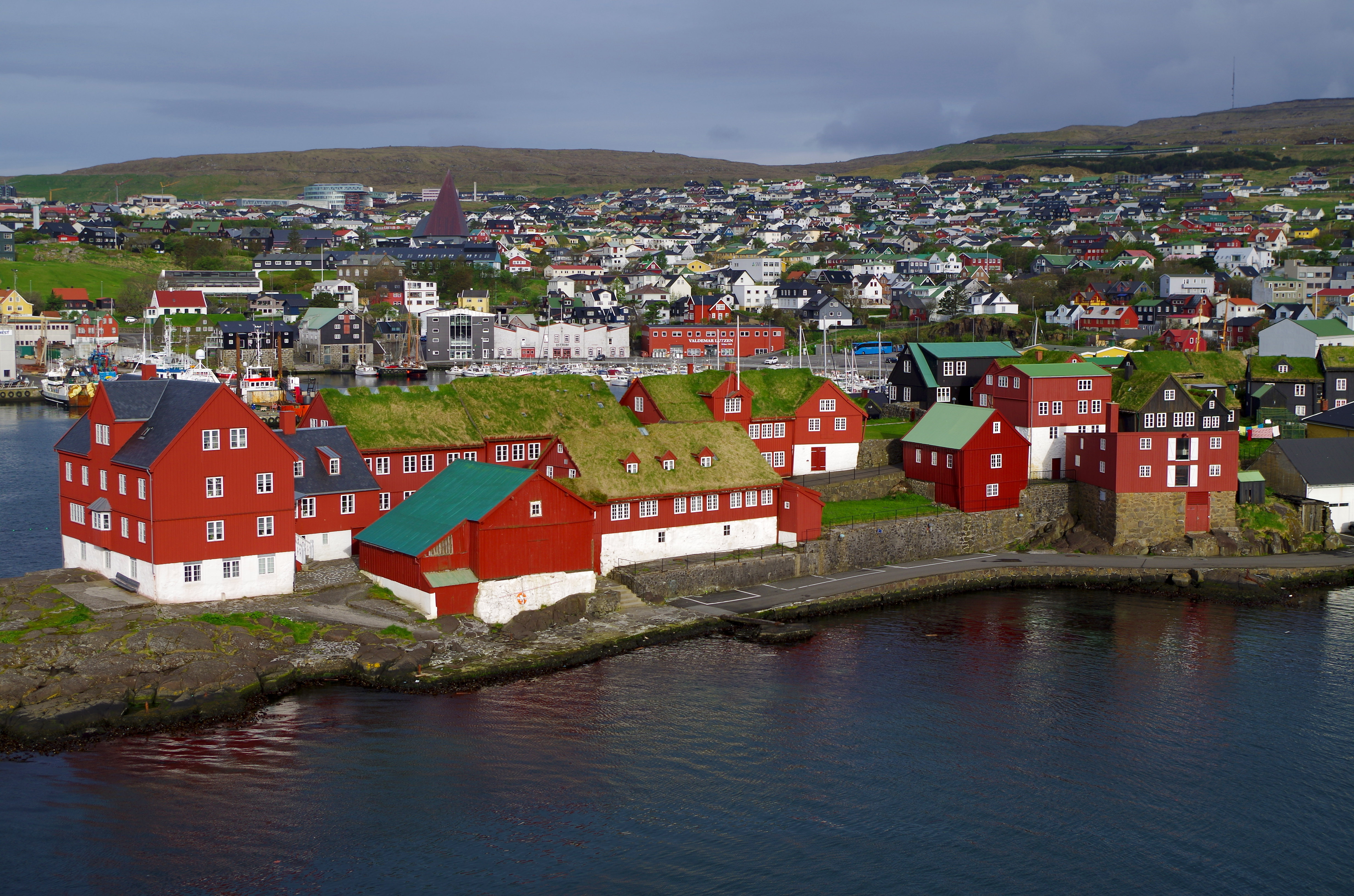 Traditionelle færøske huse med røde vægge og græstag ved Tinganes i Tórshavn