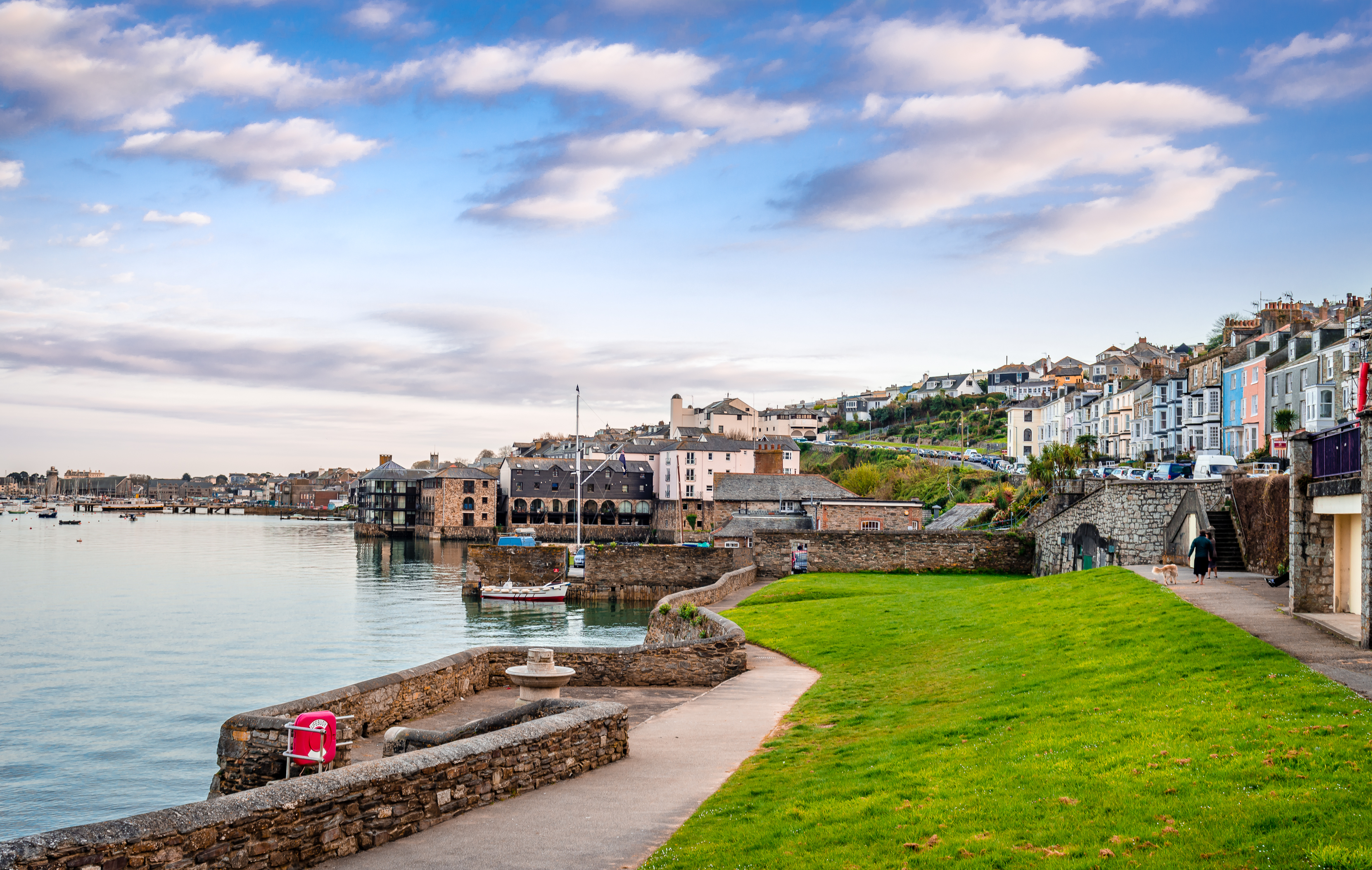 Idyllisk havnefront i Falmouth Cornwall med rækker af farverige engelske huse ved vandet