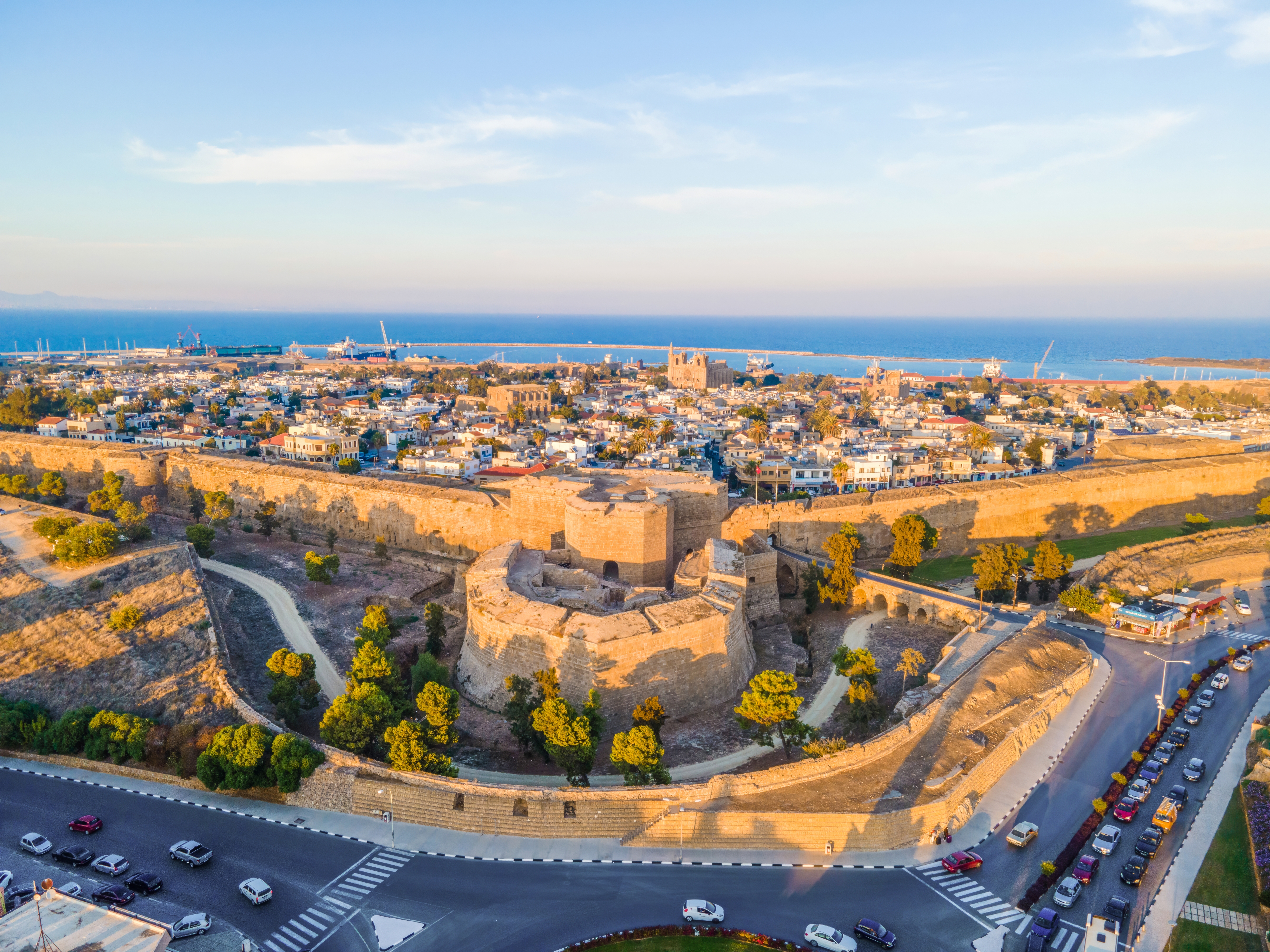 Luftfoto af den historiske befæstede by Famagusta med gamle bymure, katedral og havn i Nordcypern