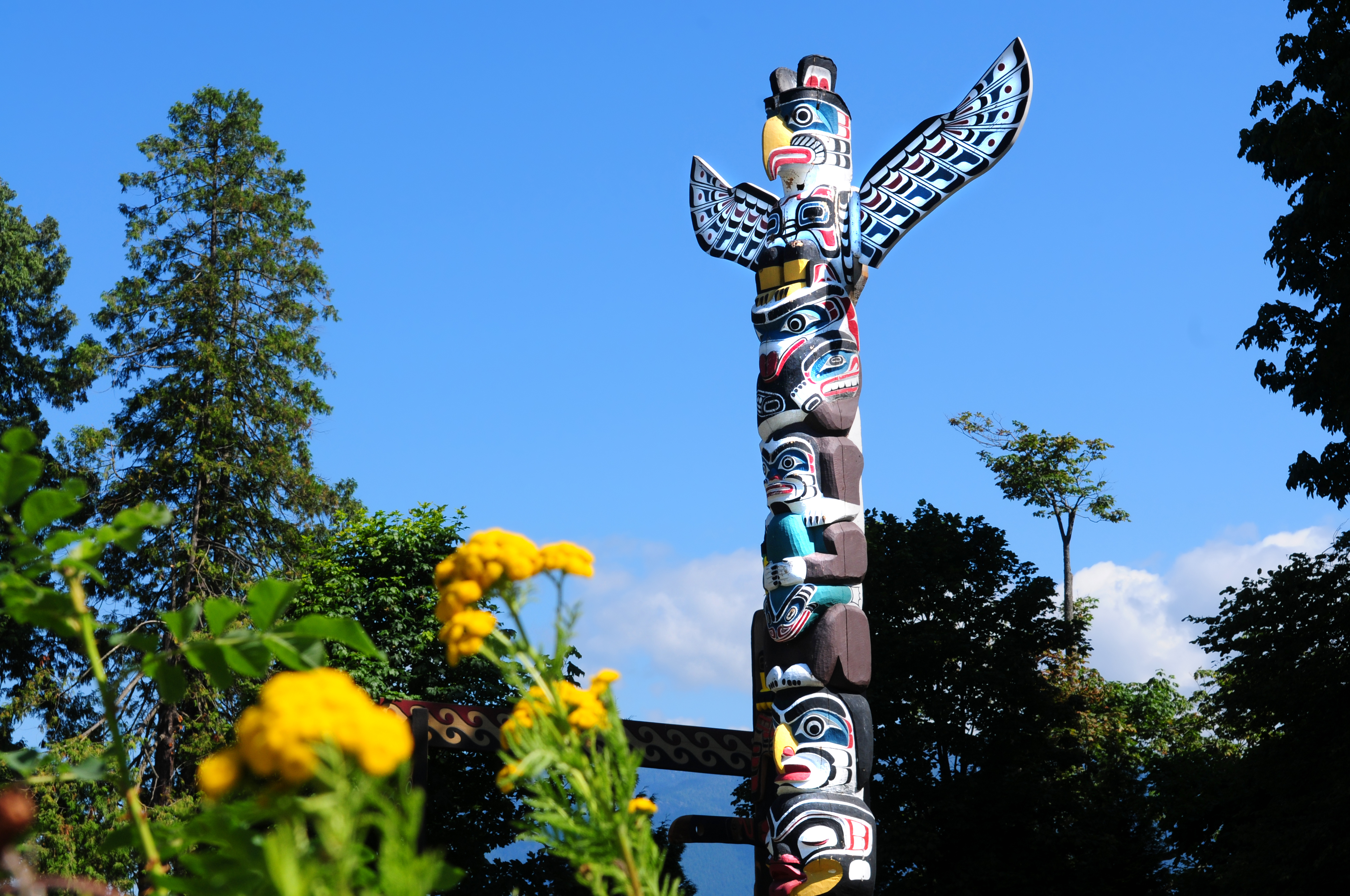 Farverig totem pæl med traditionelle indianske motiver i Vancouver Canada