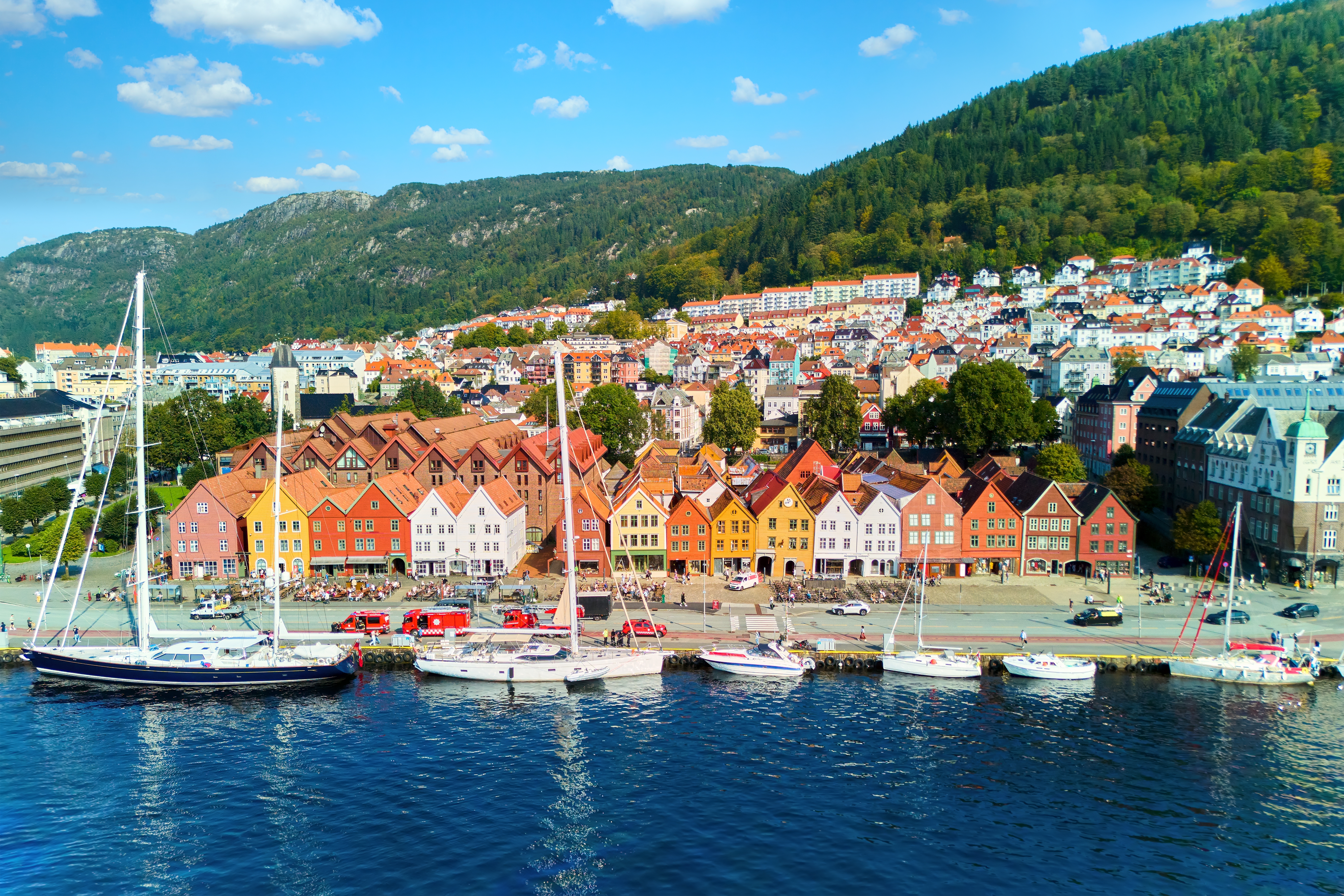 Panoramisk udsigt over det historiske hanseatiske Bryggen-kvarter med ikoniske farverige træhuse ved Bergens havnefront i Norge