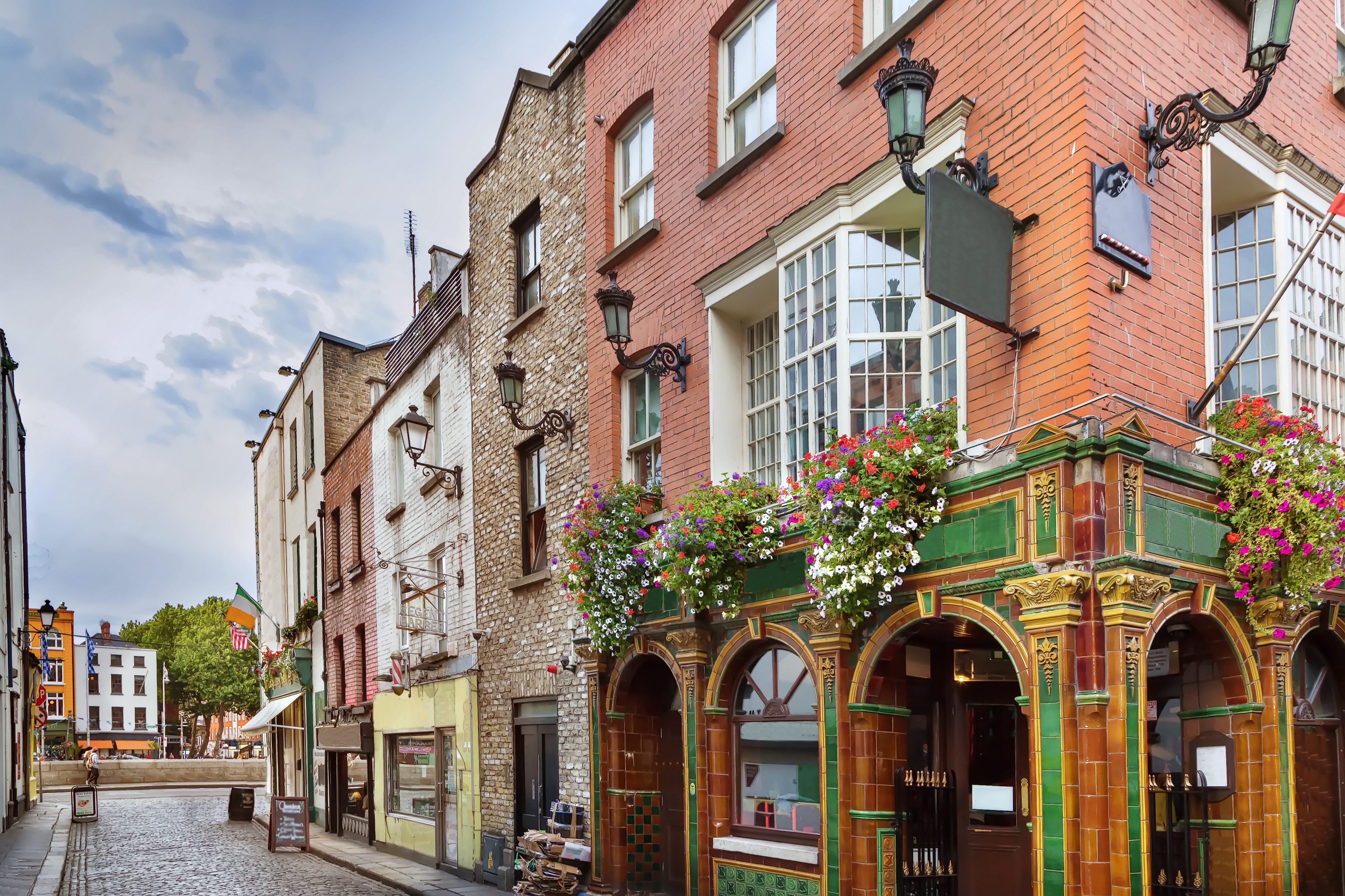 Farverige bygninger og pubber i det populære Temple Bar-område i Dublin - perfekt til en byrejse i Irland