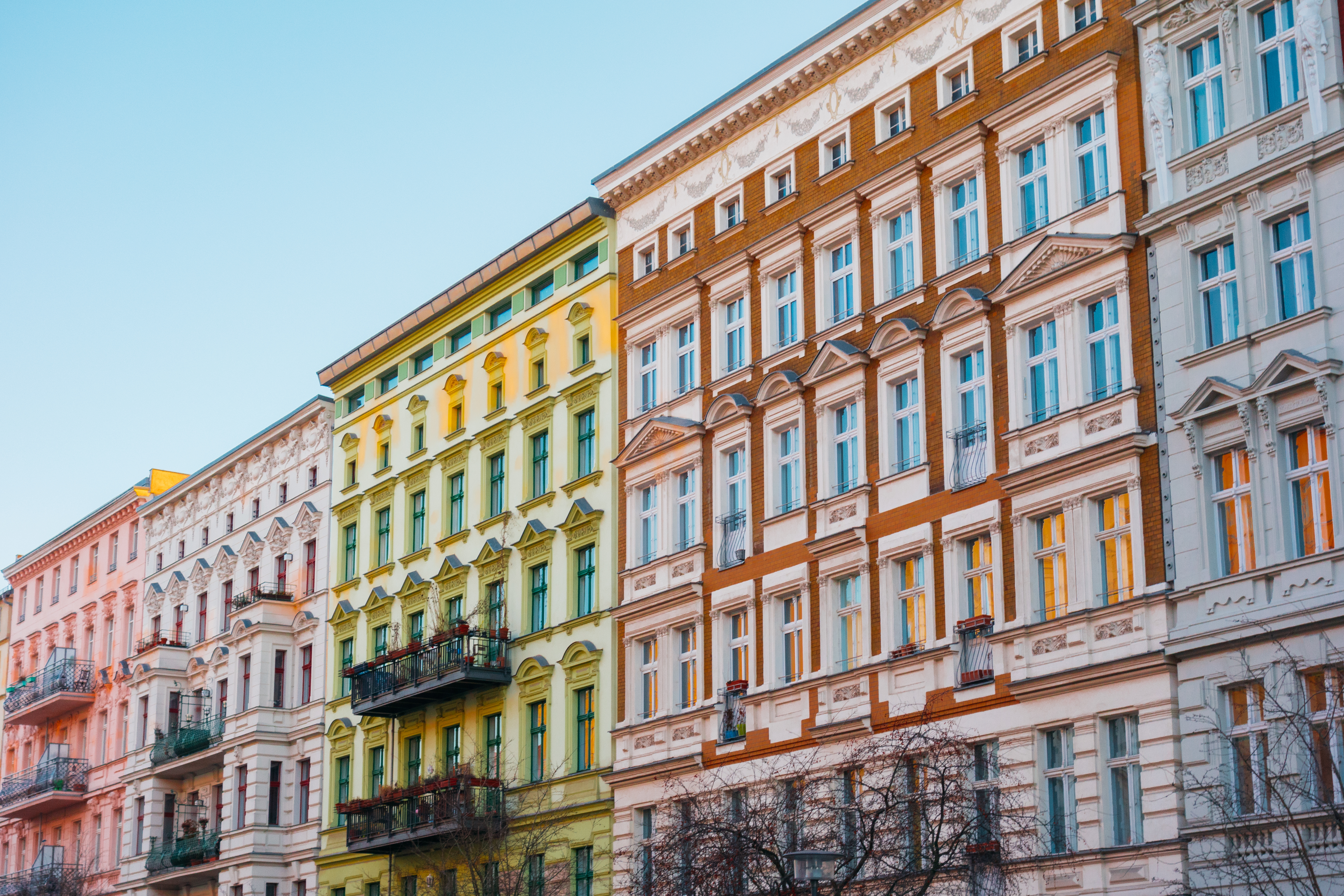 Smukke farverige bygninger med klassisk arkitektur i Prenzlauer Berg, Berlin
