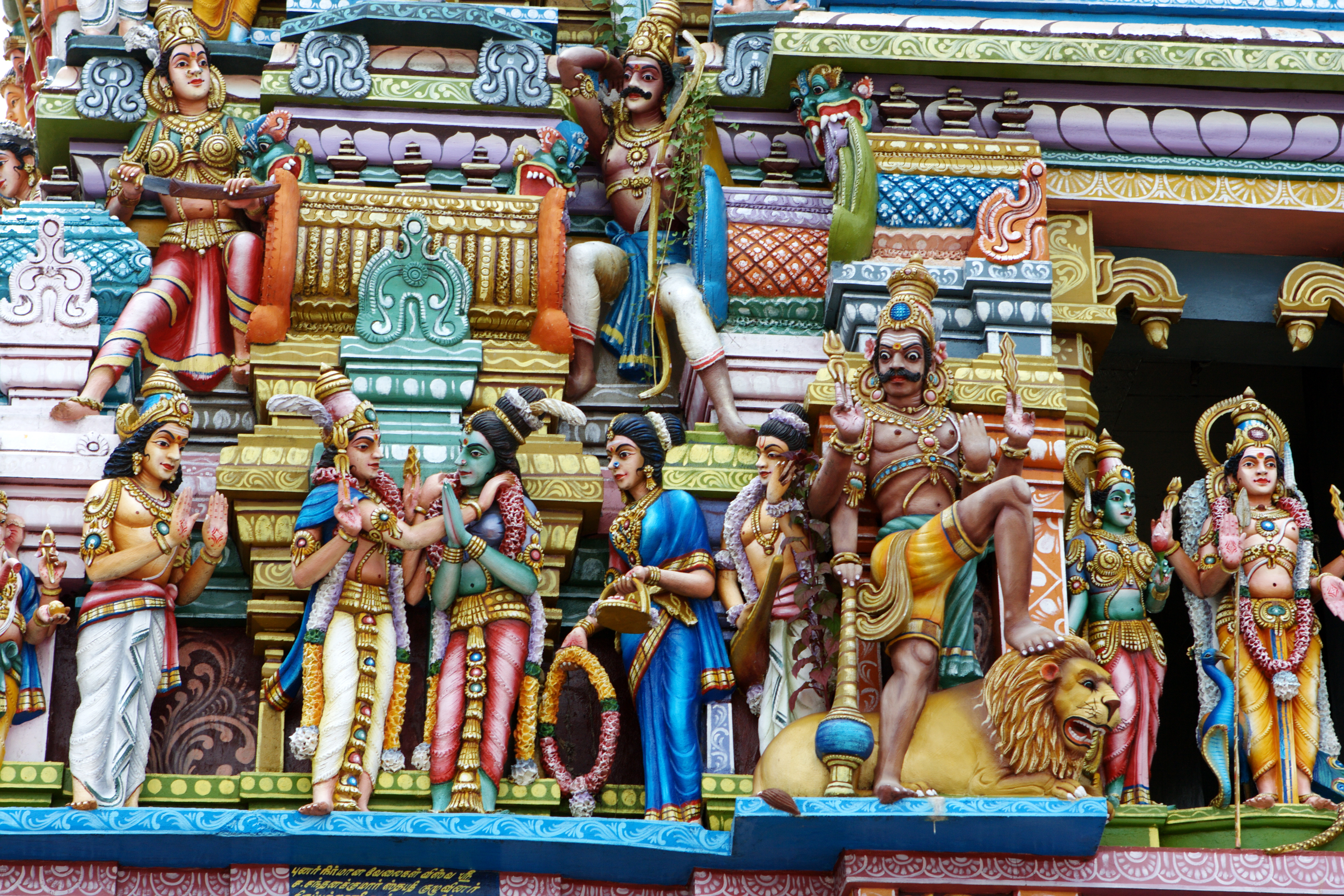 Detaljerede hinduistiske tempelskulpturer og statuer på Sri Lanka med smuk religiøs udsmykning