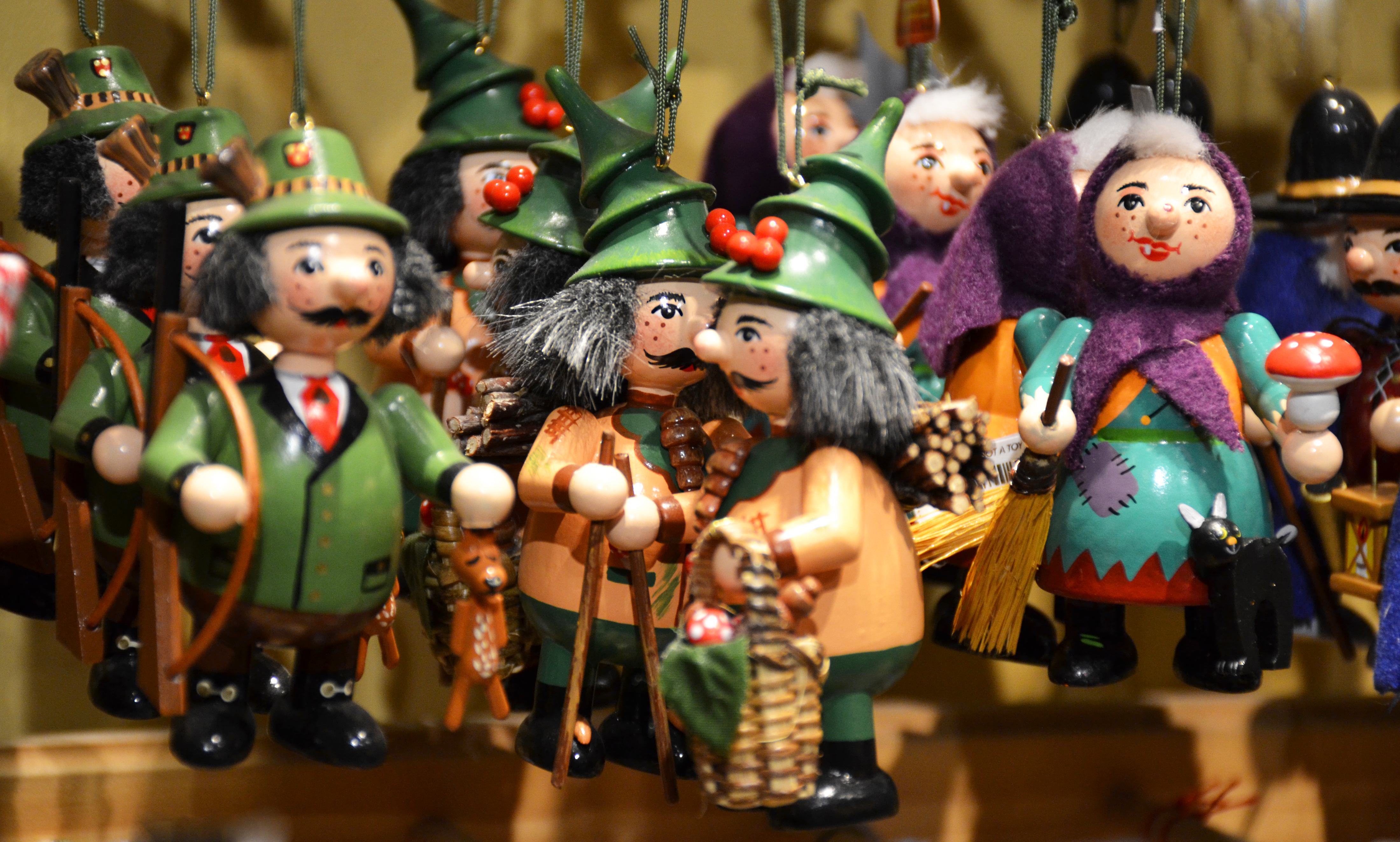 Smukke håndlavede træfigurer og julpynt fra det stemningsfulde julemarked i Brugge, Belgien