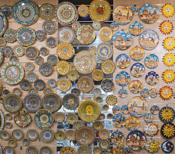 Farverige sicilianske keramikfade og pottery fra lokale håndværkere