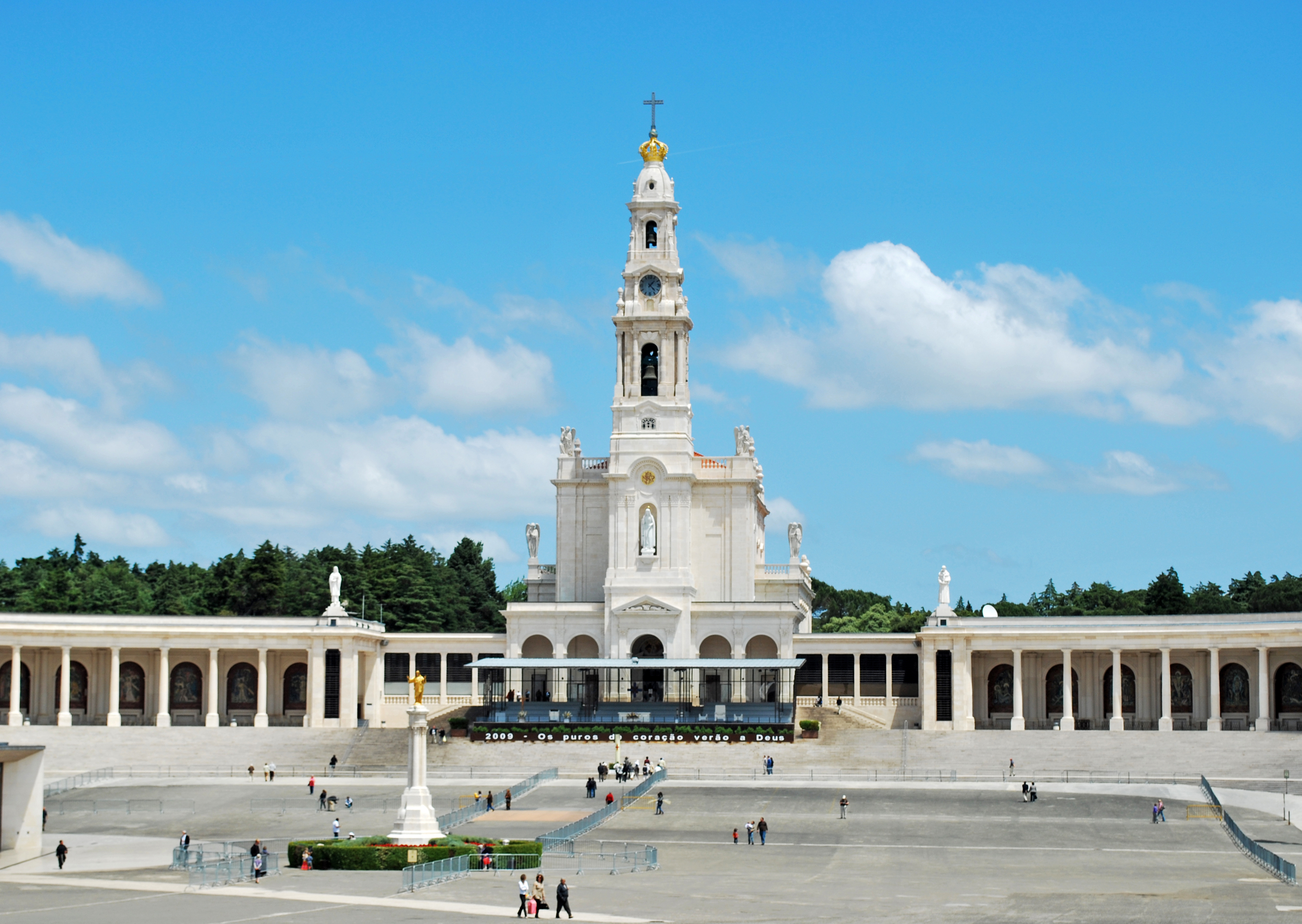 Den historiske Fatima-helligdom i Portugal med den prominente hvide basilika, elegante kolonnader og åbne plads hvor katolske pilgrimme samles ved dette betydningsfulde valfartssted