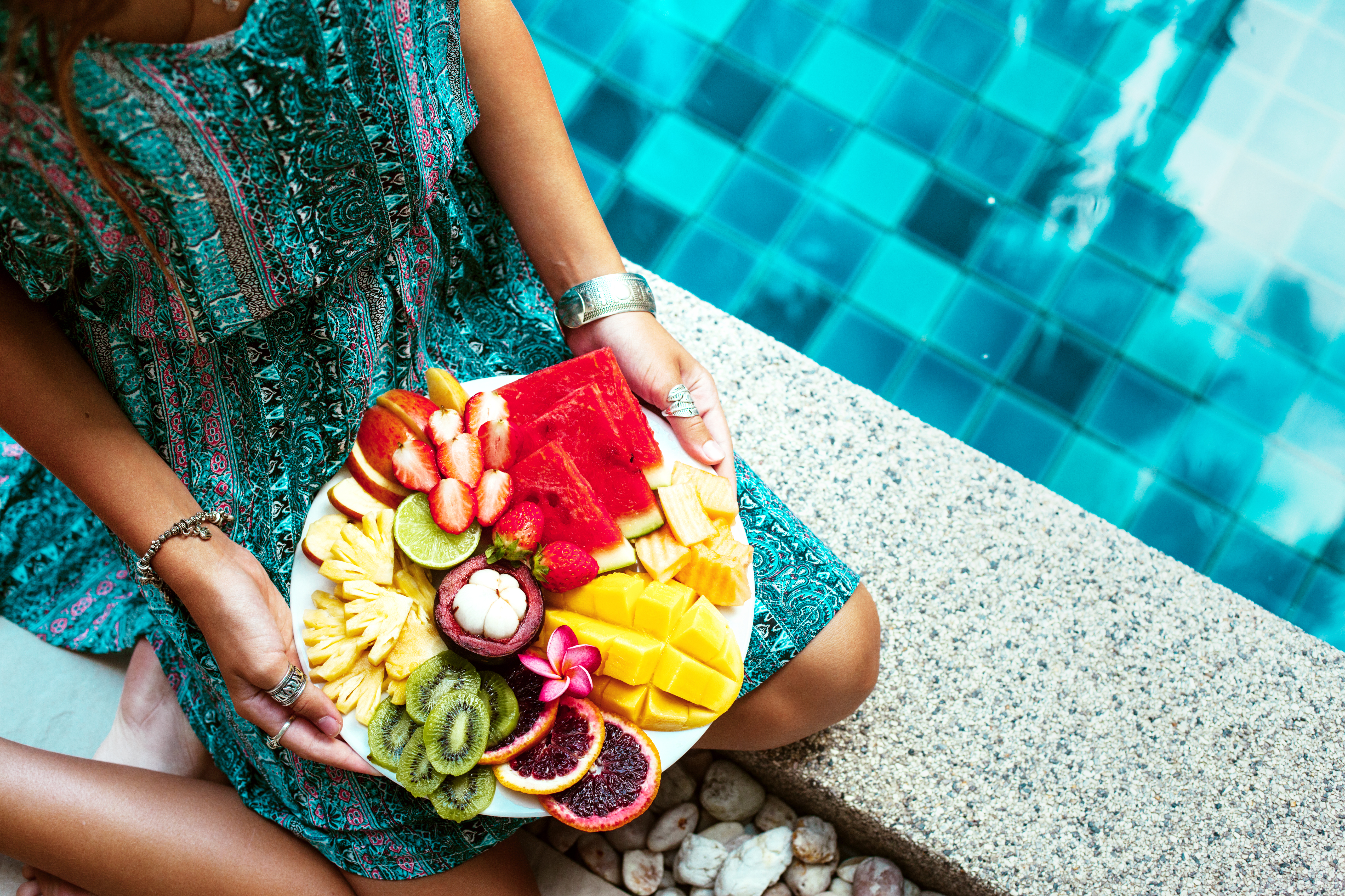 Wellness ferie med frisk tropisk frugt ved hotelpool i Thailand
