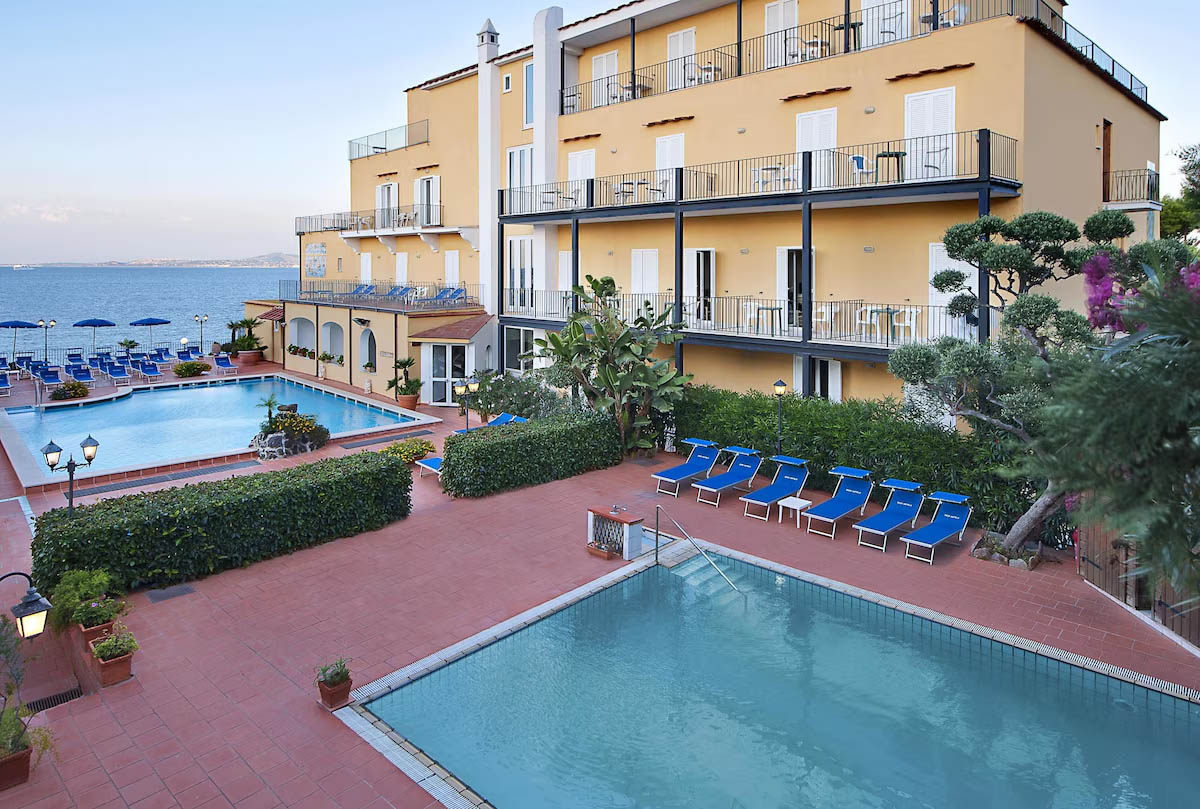 Feriehotel i Syditalien med poolområde, solsenge og panoramaudsigt over havet
