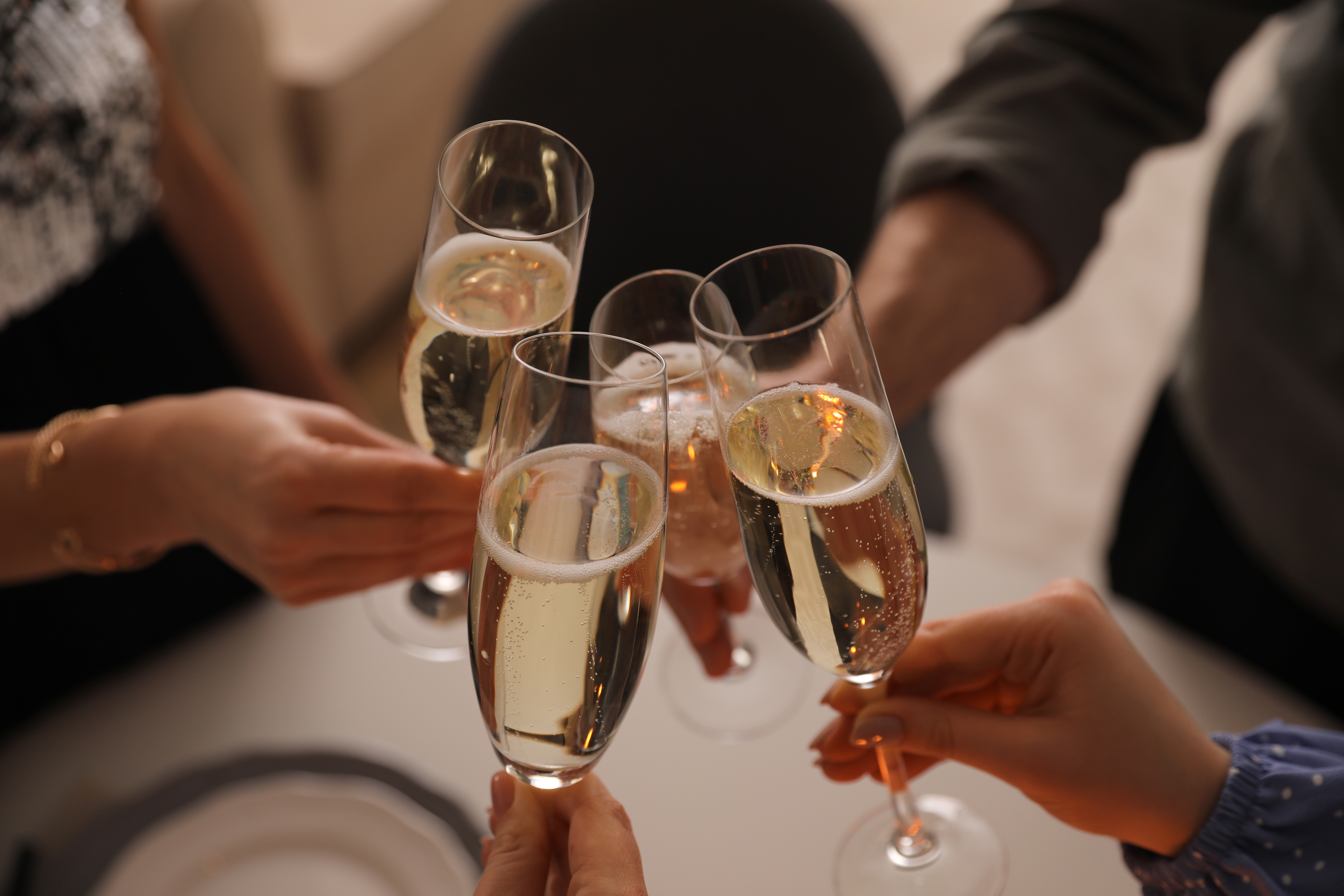 Stemningsfuld nytårsskål med champagne på vores grupperejse til Lissabon, hvor vi nyder en festlig middag med lokale specialiteter og drikkevarer