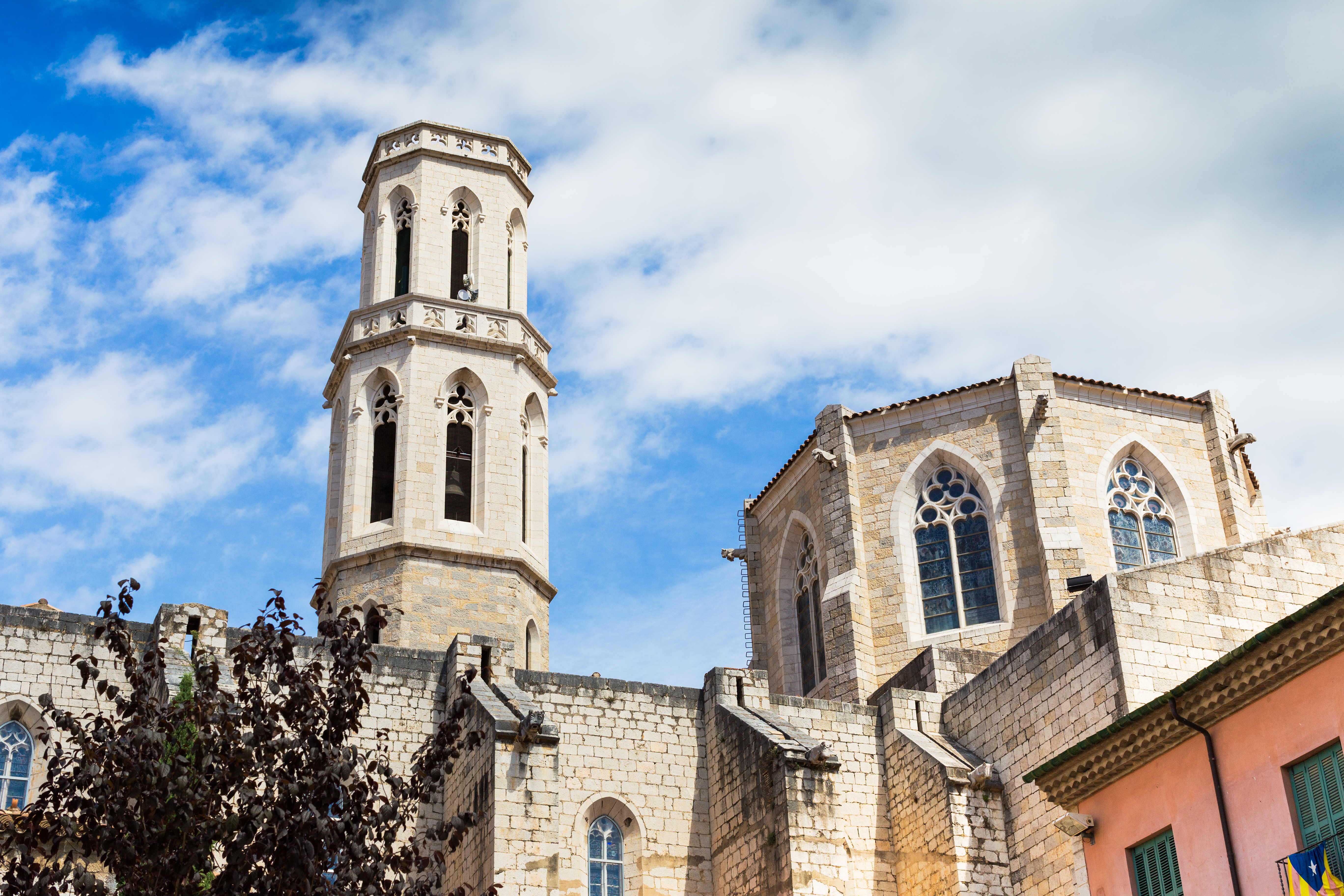 Historisk katedral med gotisk arkitektur og høj taarn i Figueres
