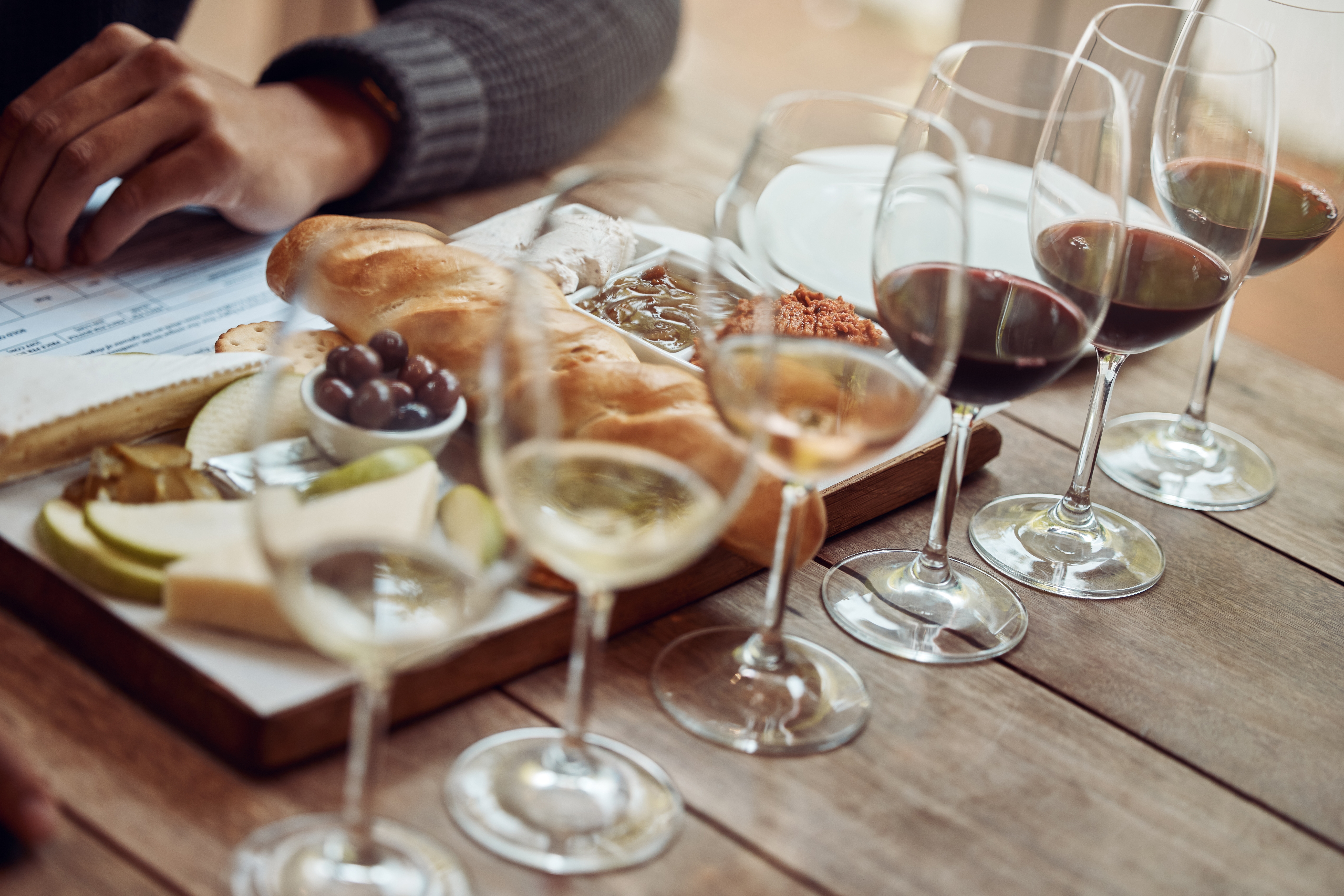Fin vinsmagning med ostetallerknen, druer, æbler og brød sammen med rød- og hvidvin på vingårdsrestaurant