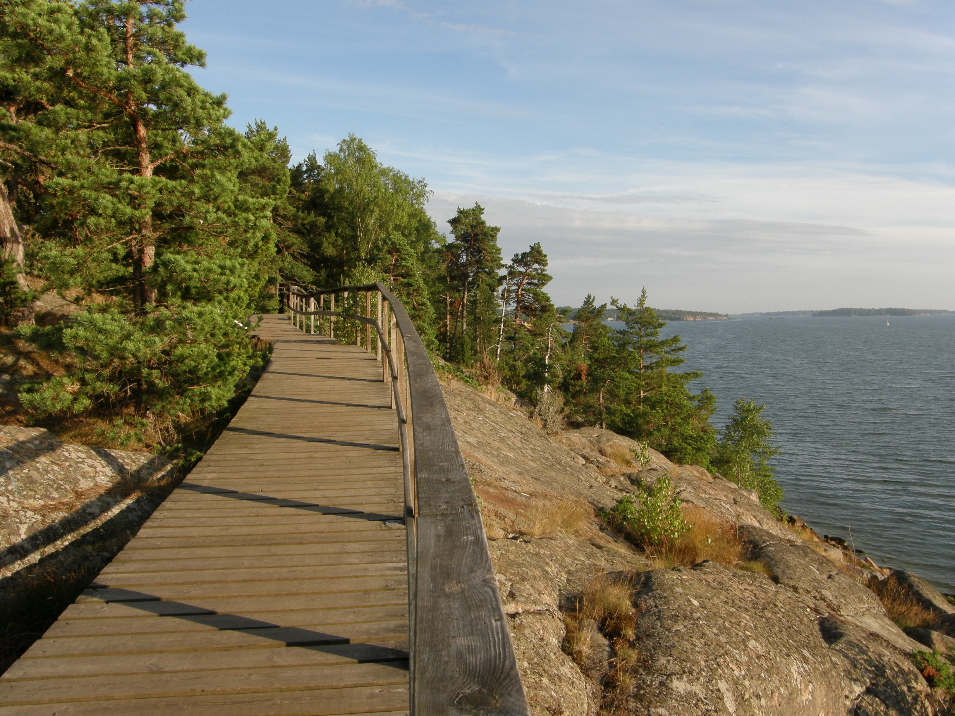 Vandresti langs klippekyst i Mariehamn på Åland øerne Finland