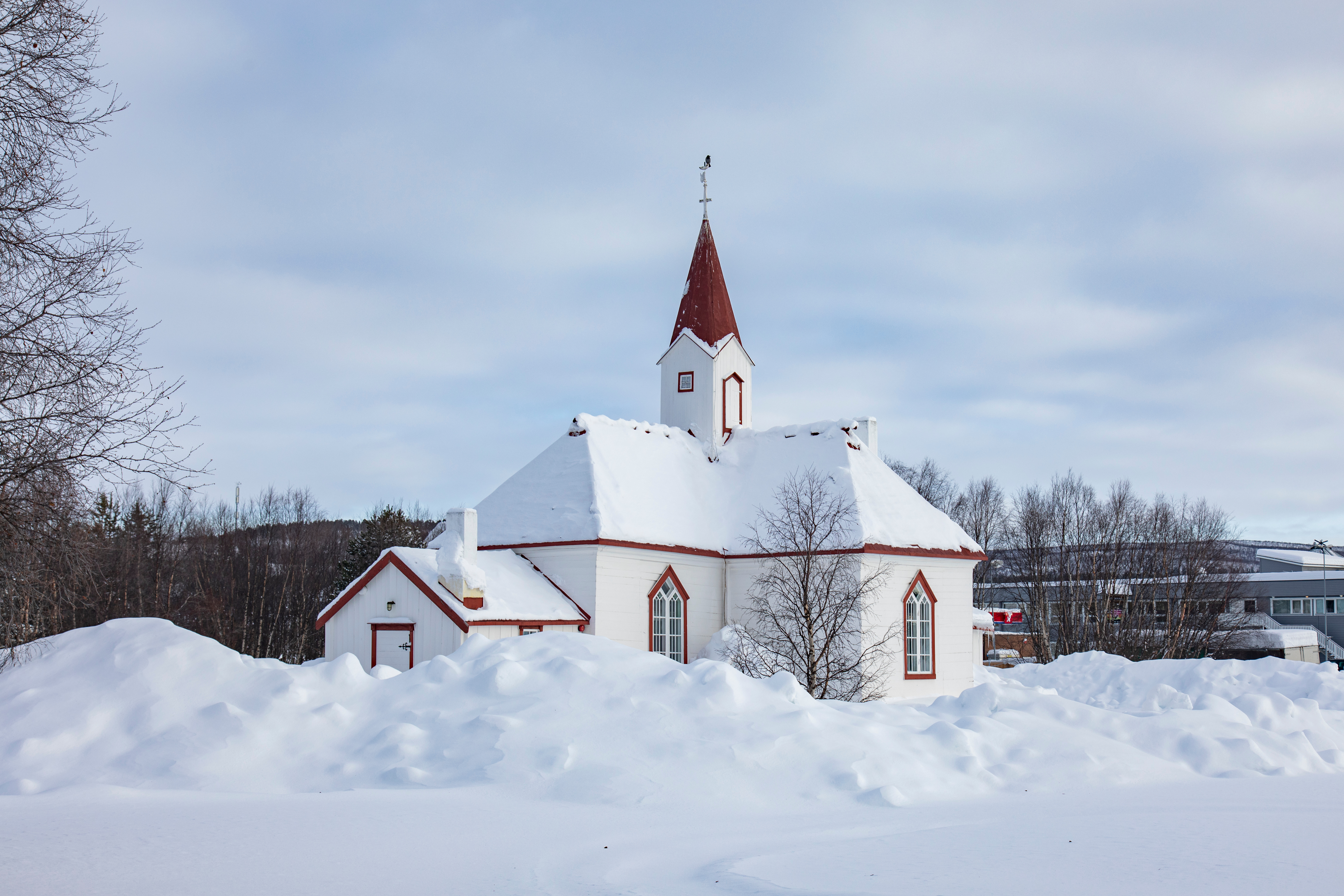 Charmerende kirke i det snedækkede finske Lapland vinterlandskab