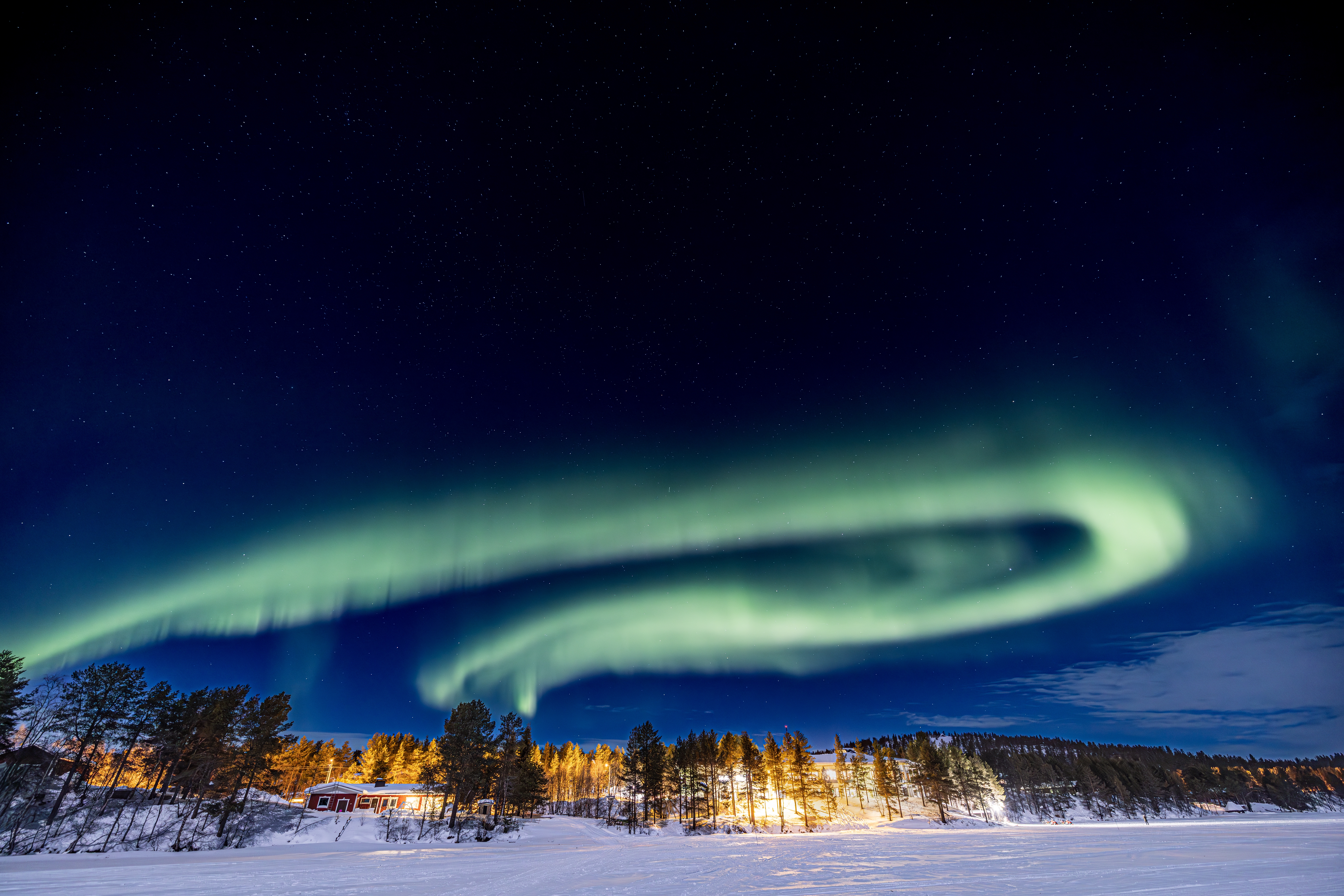 Fantastisk nordlys over vinterlandskab i Lapland Finland