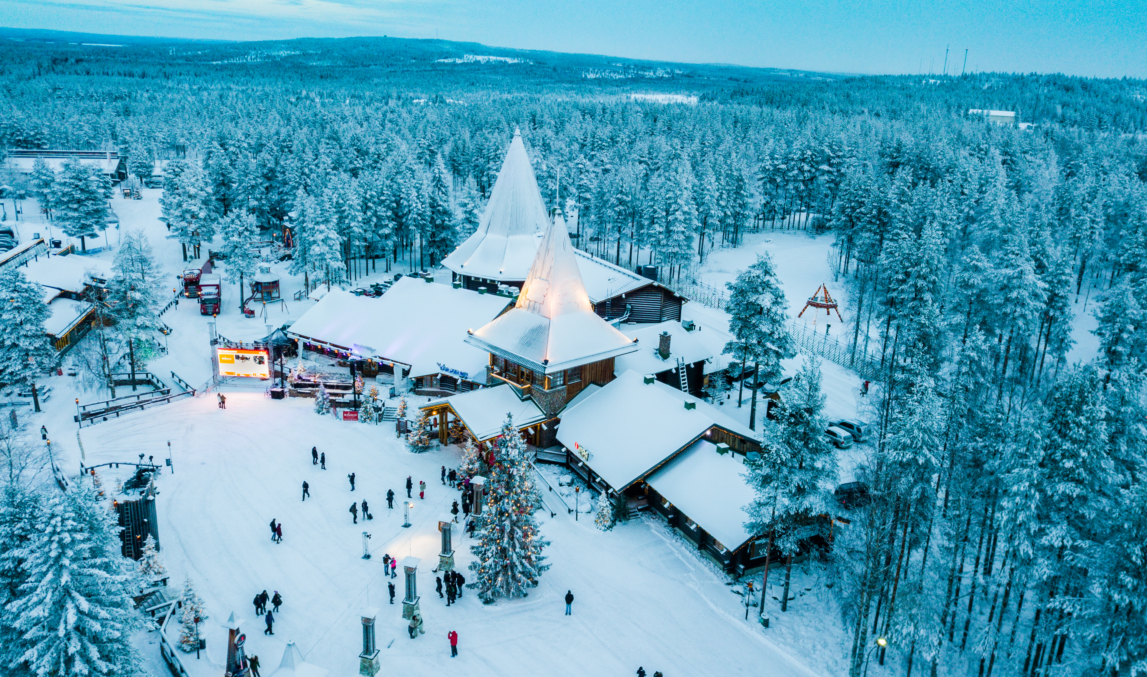 Snedækket Santa Village i Rovaniemi Finland omgivet af vinterskove