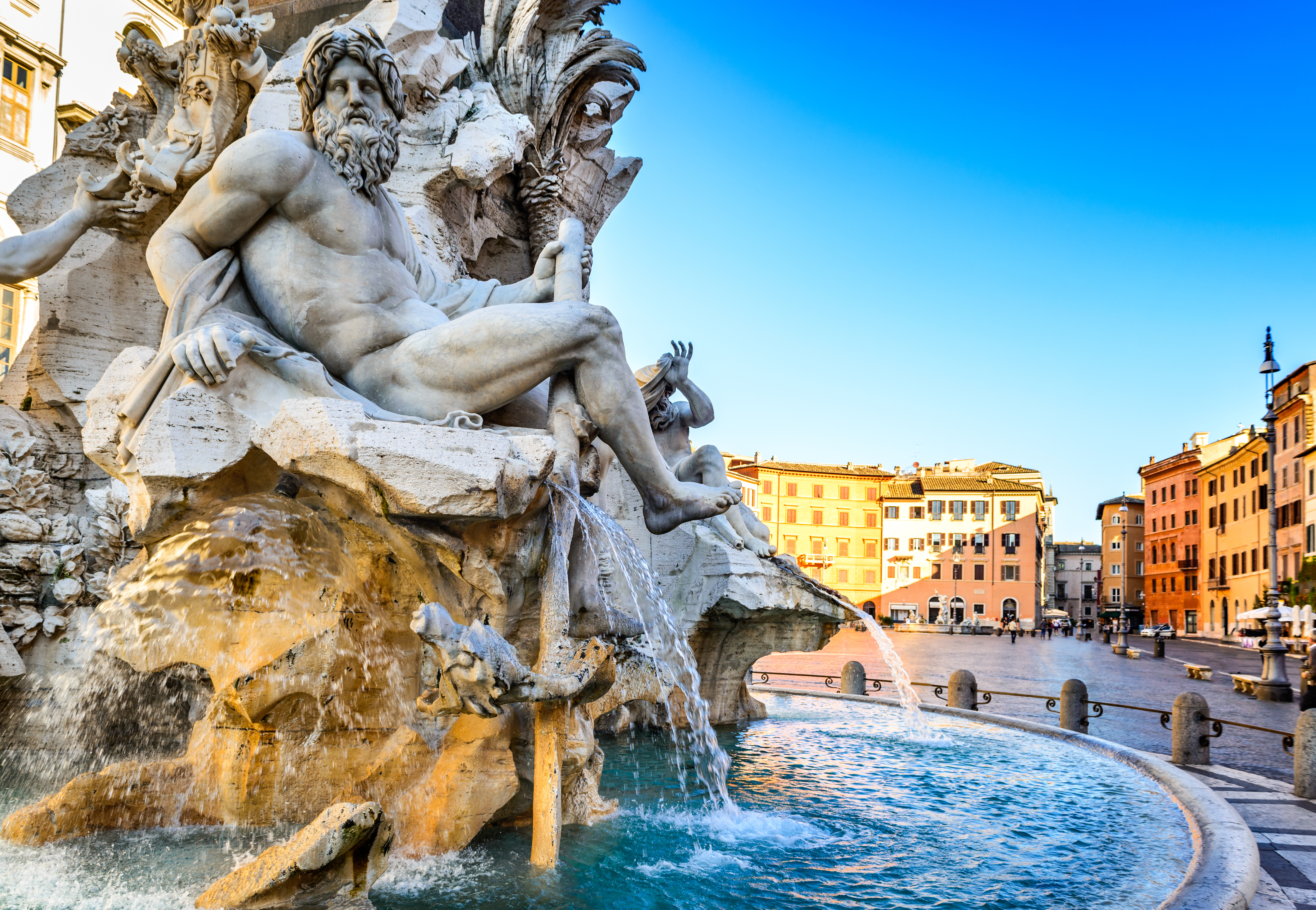 De Fire Floders Springvand på Piazza Navona i Rom, skabt af Gian Lorenzo Bernini, med detaljerede barokke marmorstatuer