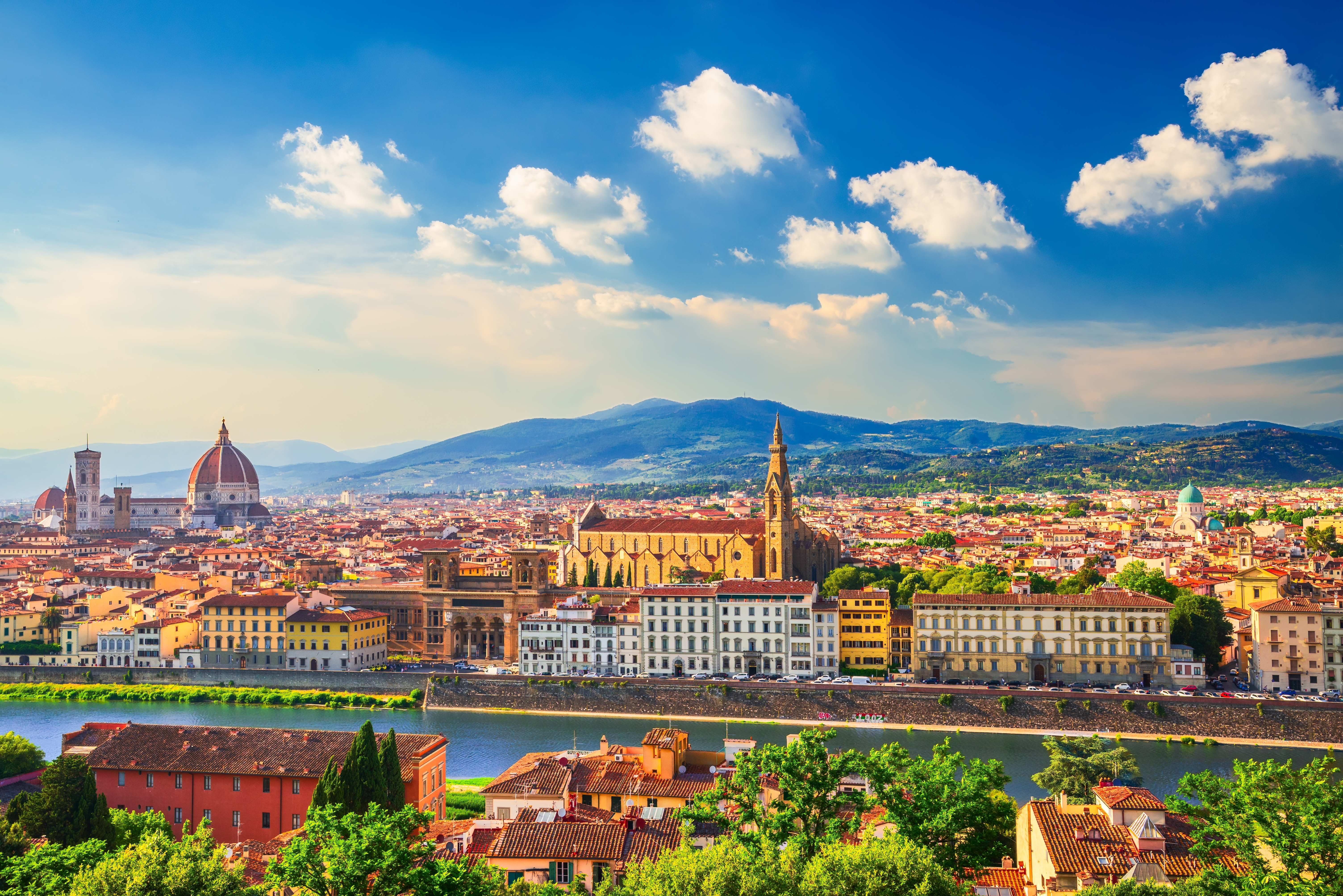 Udsigt over Firenzes smukke middelalderlige bybillede med den berømte Duomo, campanile og Arno-floden i det stemningsfulde Toscana, Italien