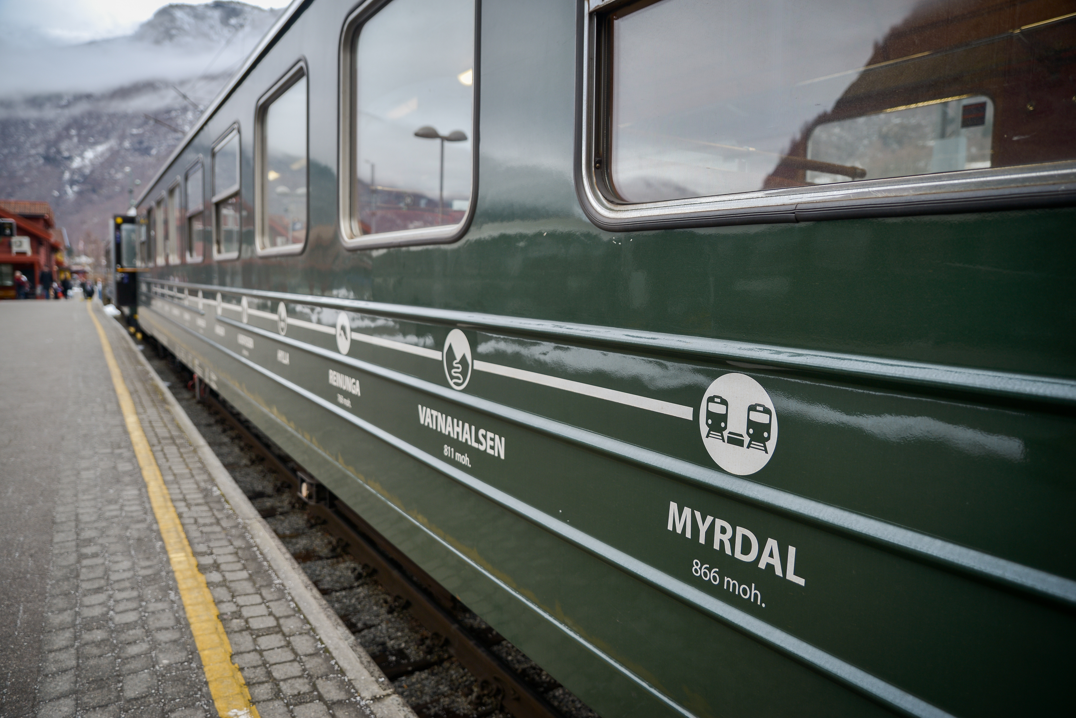 Flåm-toget ved norsk bjergstation klar til scenisk rejse