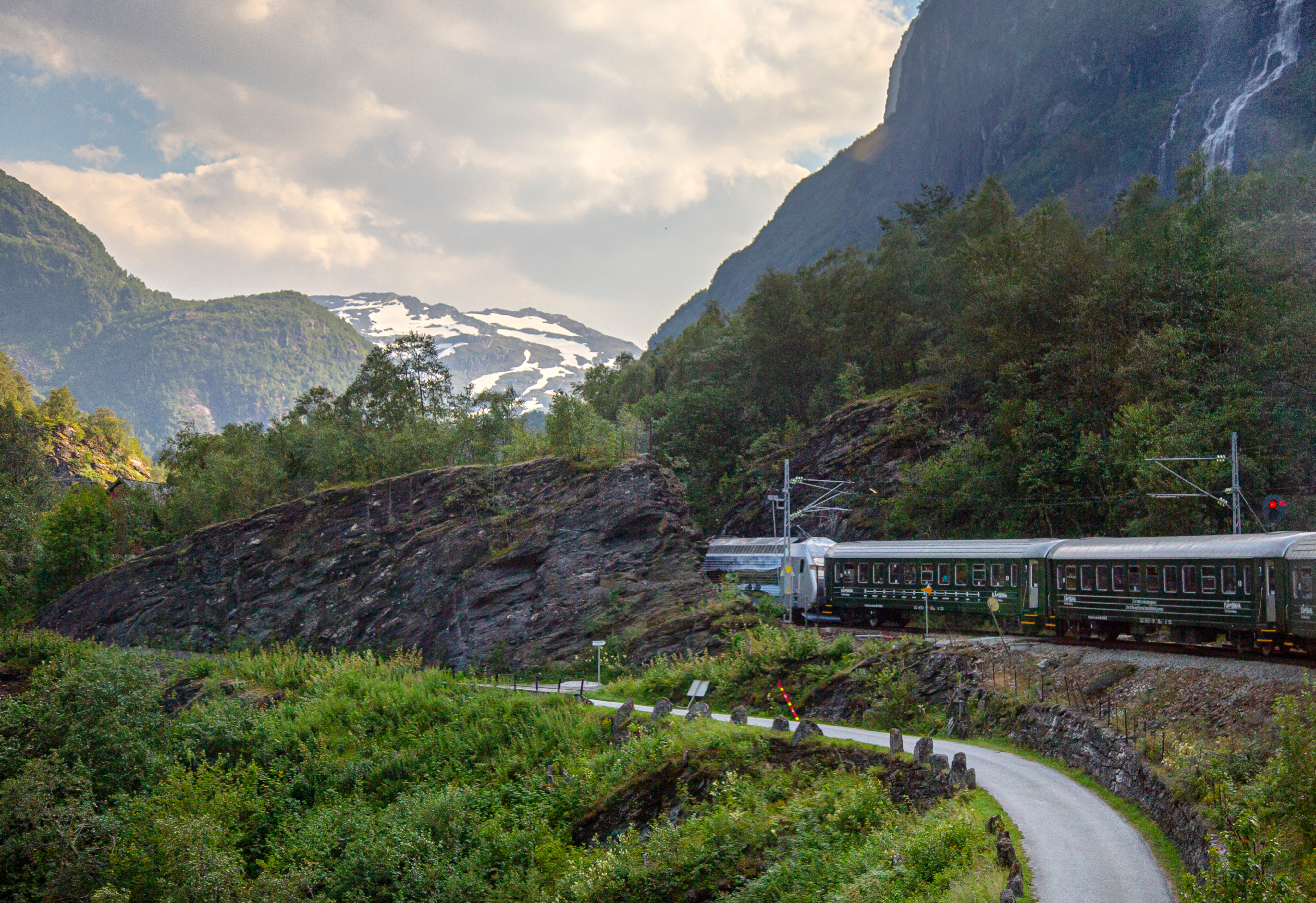 Den berømte Flåm jernbane gennem norsk fjord- og bjerglandskab på sommerdagen