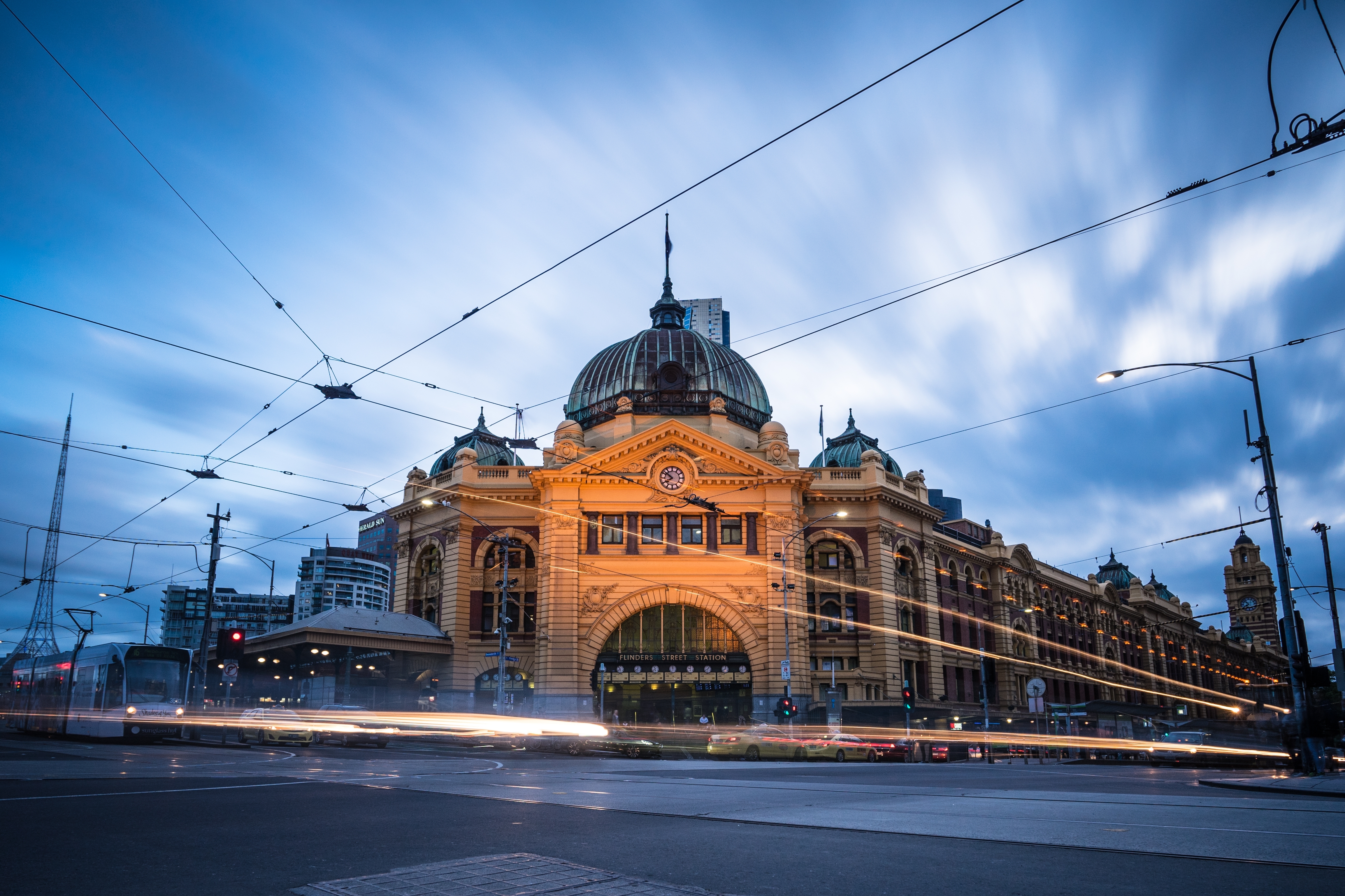 Flinders Street Station Melbourne med klassisk viktoriansk arkitektur og sporvognstrafik